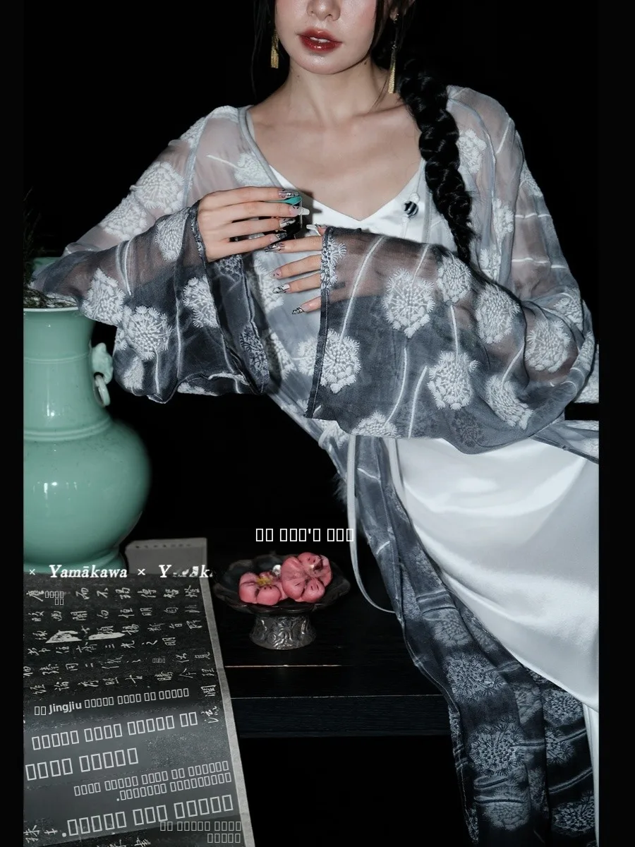 

Шелковый кардиган-пальто с вышивкой, меняющей цвет, с V-образным вырезом, прозрачный дизайн, «Лунное сияние и тени гор»...