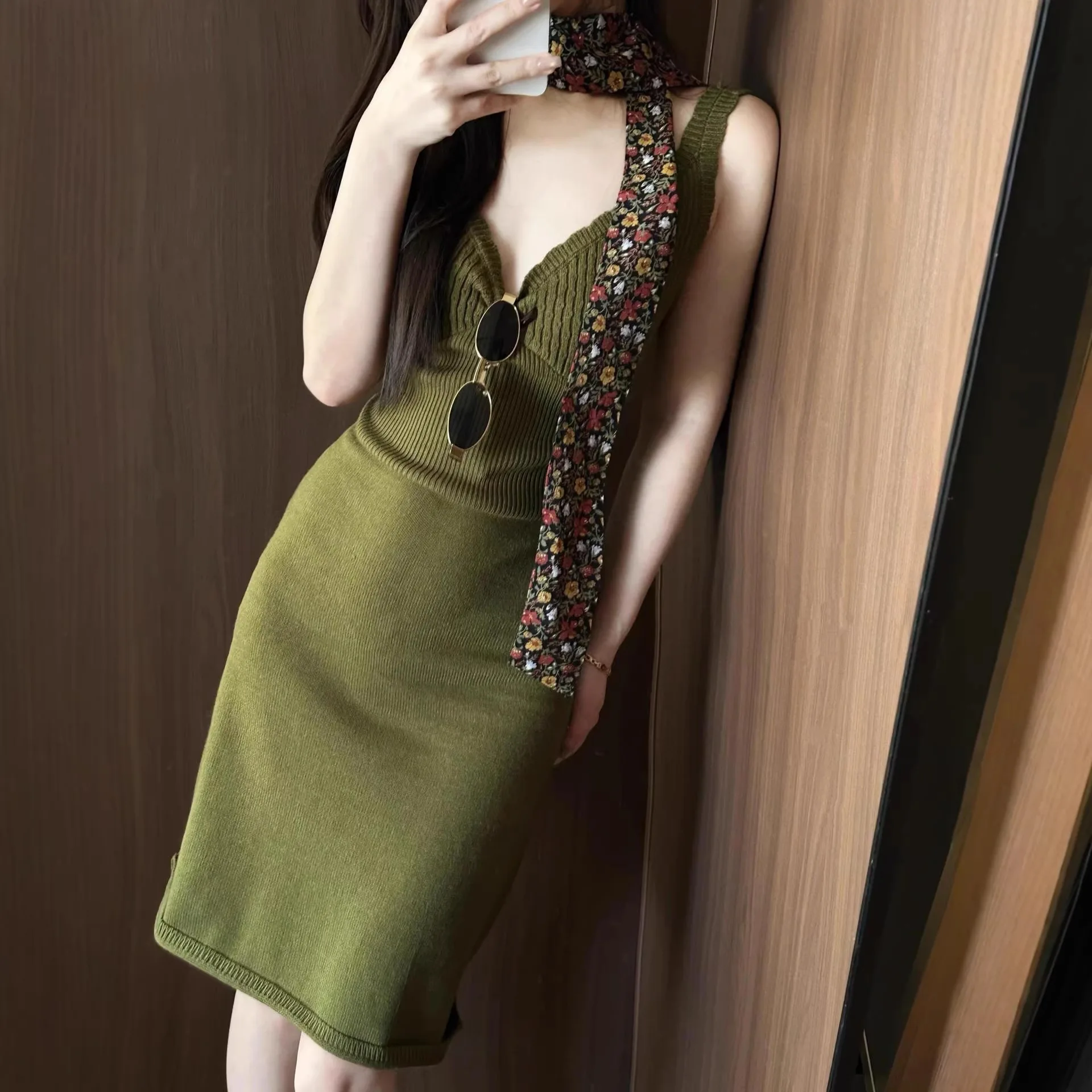 

Весенний комплект 2026: корейский вязаный топ и джинсовая куртка — универсальный повседневный спортивный костюм для женщин, стройнящий силуэт