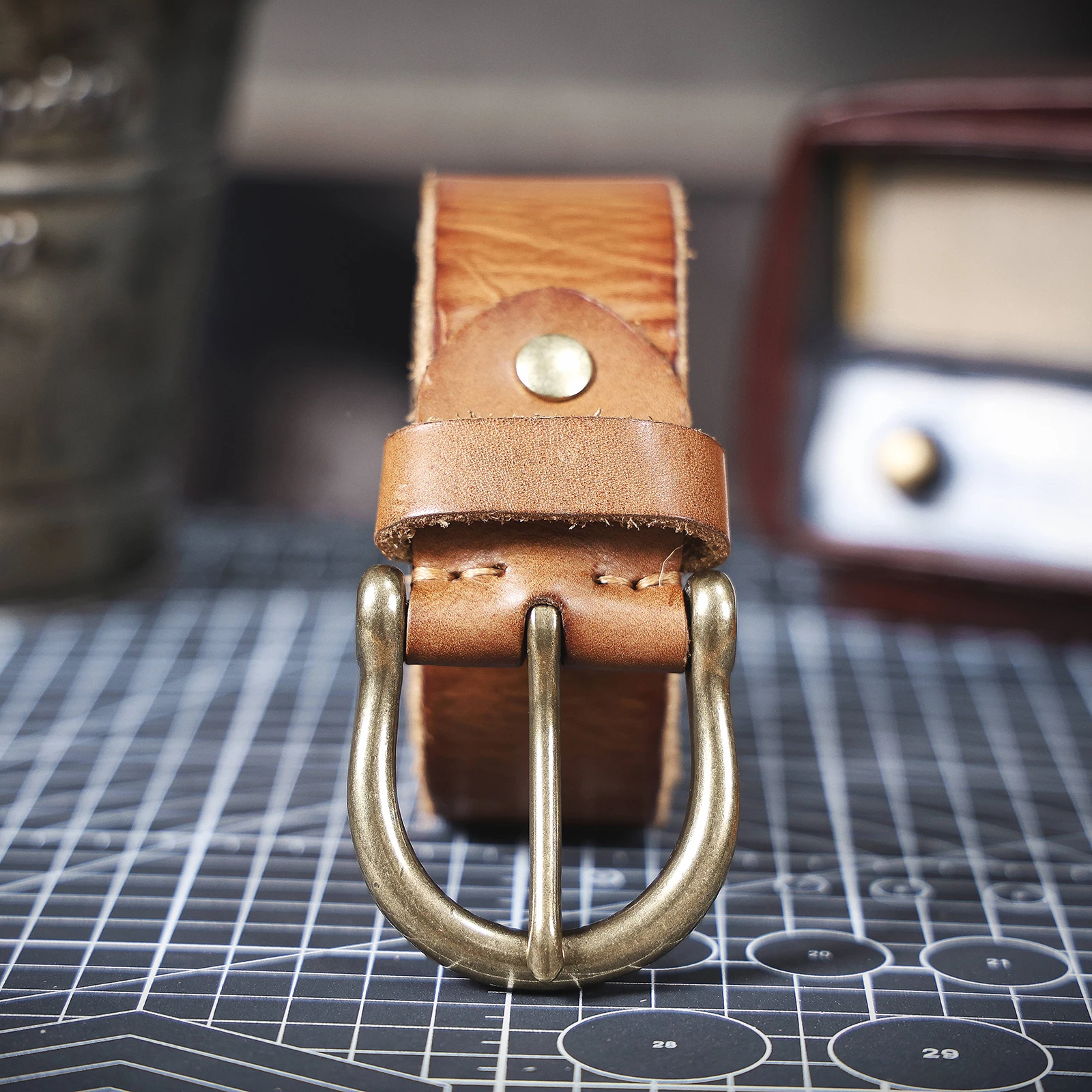 Vintage Echtleder-Herrengürtel mit Kupferschnalle, Handgefertigter Casual-Gürtel mit Geschenkbox, Verstärktes Oberleder aus Italien – Detail 30