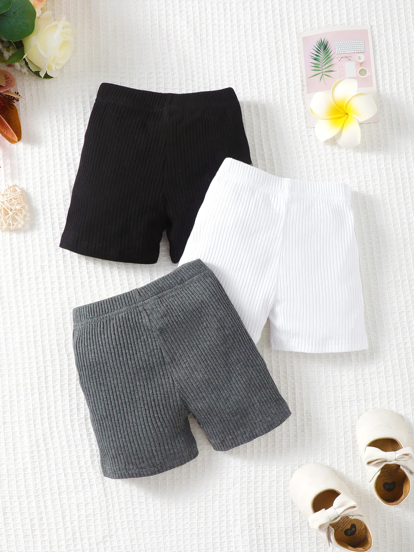 JOPGEEY Dreiteiliges Set aus einfarbigen, gestreiften, schlichten und lässigen Shorts für Babys im Sommer. – Detail 2
