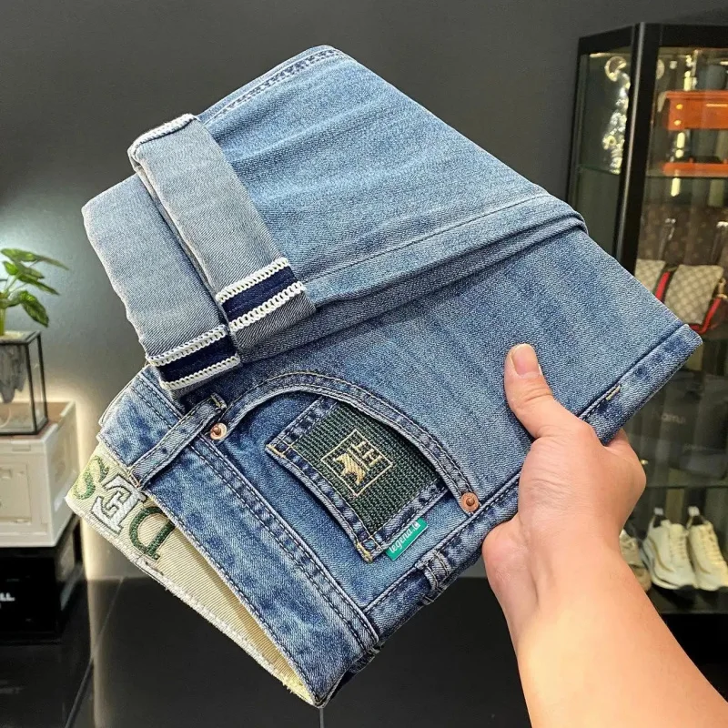 

Новая коллекция 2026: Мужские светло-голубые джинсы из выстиранного денима, зауженный крой, универсальный стиль, объемная вышивка, карманы с вышивкой