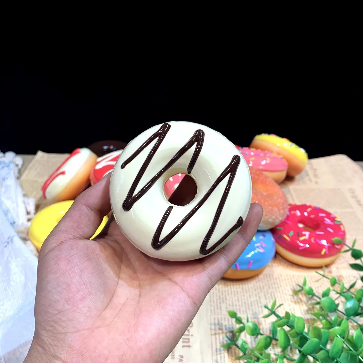 8,5cm Simulierte Donuts Runde Kunstnahrung Weiche PU-Brot-Farbe Nadelrosa Wanddekoration Schokoladen-Anhänger Süßigkeiten DIY-Requisiten Geschenk – Detail 3