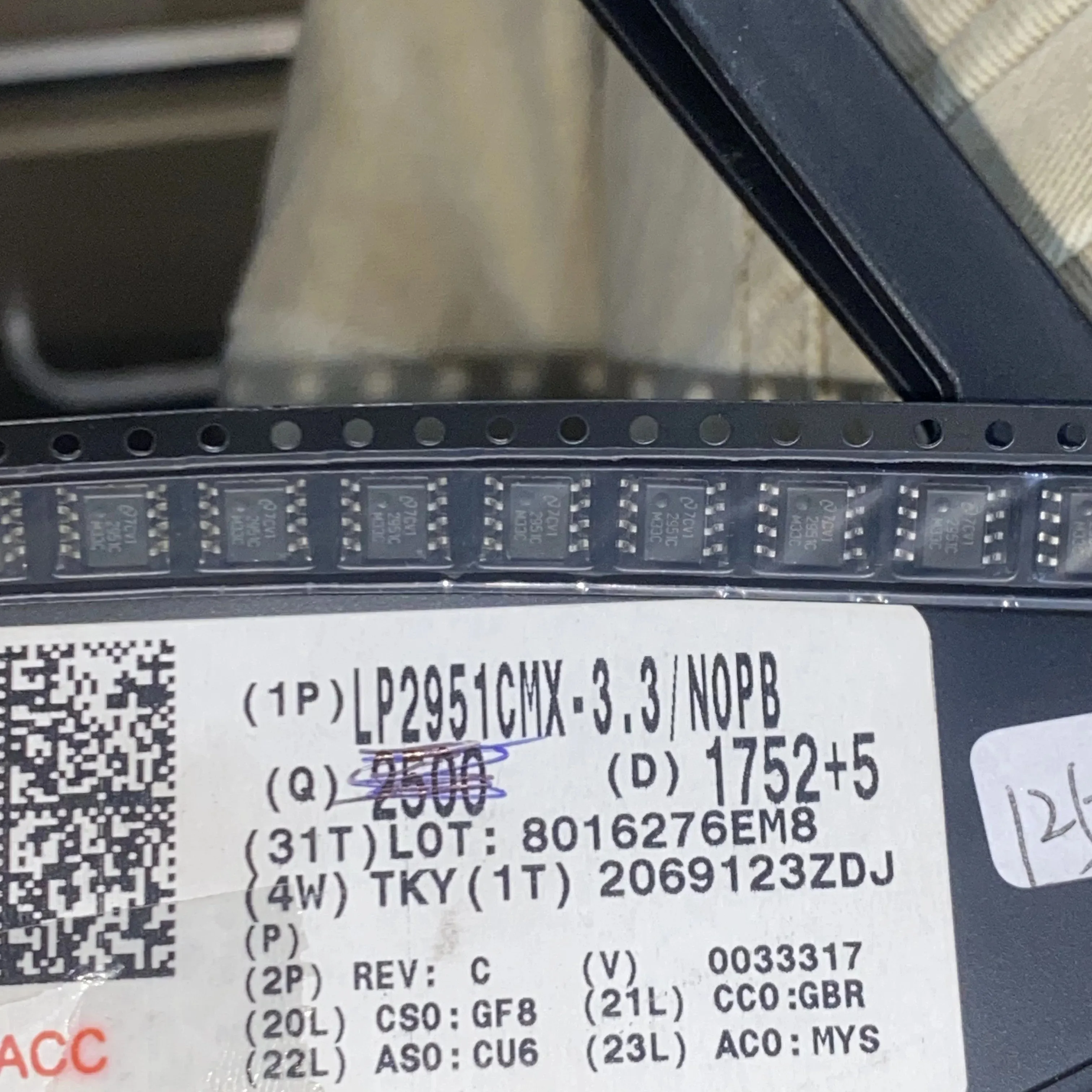 50PCS Brand new original LP2951CMX-3.3 1752+ SOP8