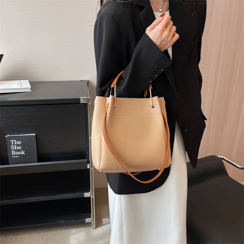 2023 Trendy Contrast Color Women\'s Commuting Handle Tote Pack Korean Style Large Capacity Shoulder Bags Versatile Crossbody Bag