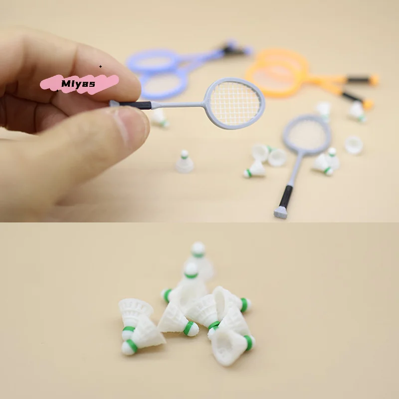 ชุดไม้แบดมินตันจิ๋ว 1 คู่ สำหรับตกแต่งฉากกีฬาในบ้านตุ๊กตาขนาด 1/12 ของเล่นจำลองสำหรับเล่นบทบาทสมมติในบ้านตุ๊กตา