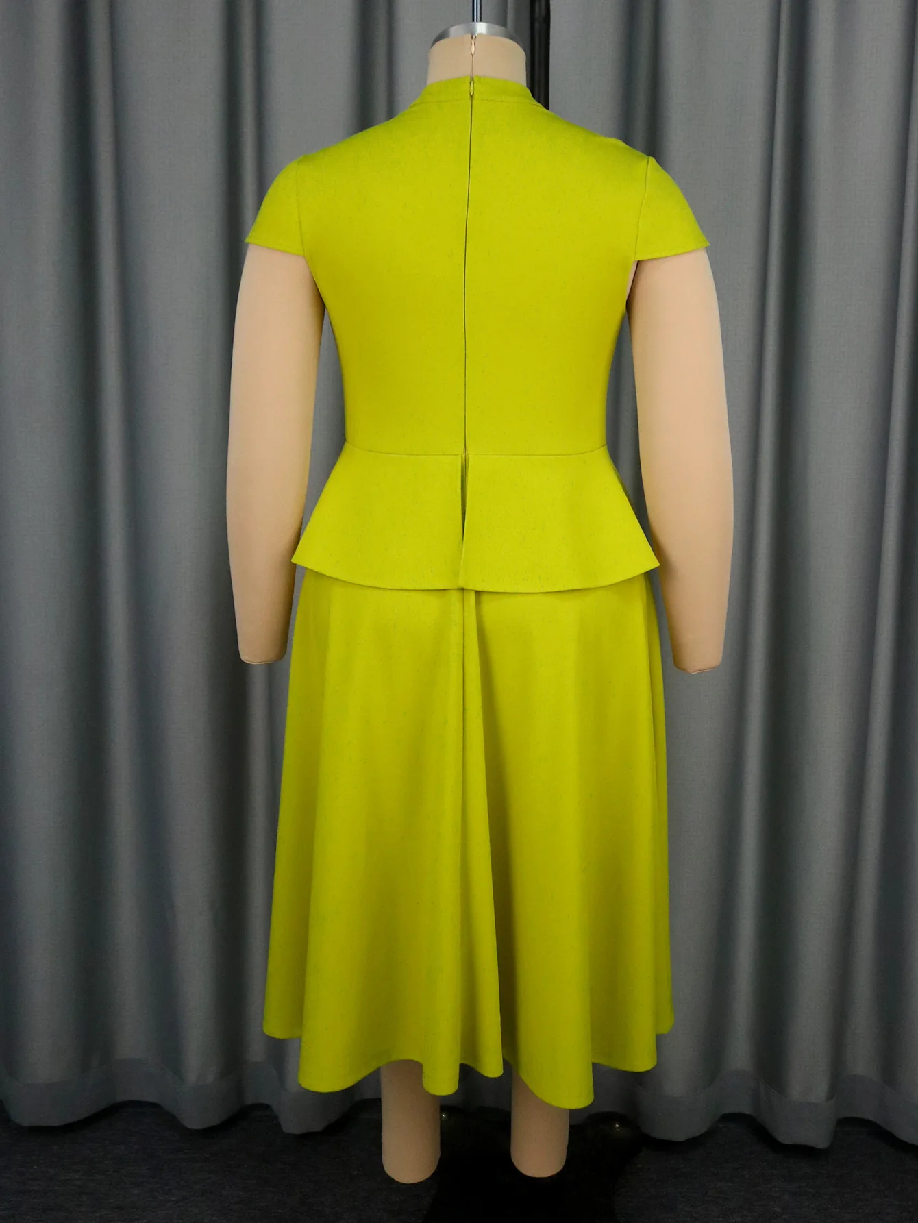 Vestido de fiesta de noche de corte en A con cuello levantado y manga corta con recortes de color sólido de gran tamaño para mujeres elegantes