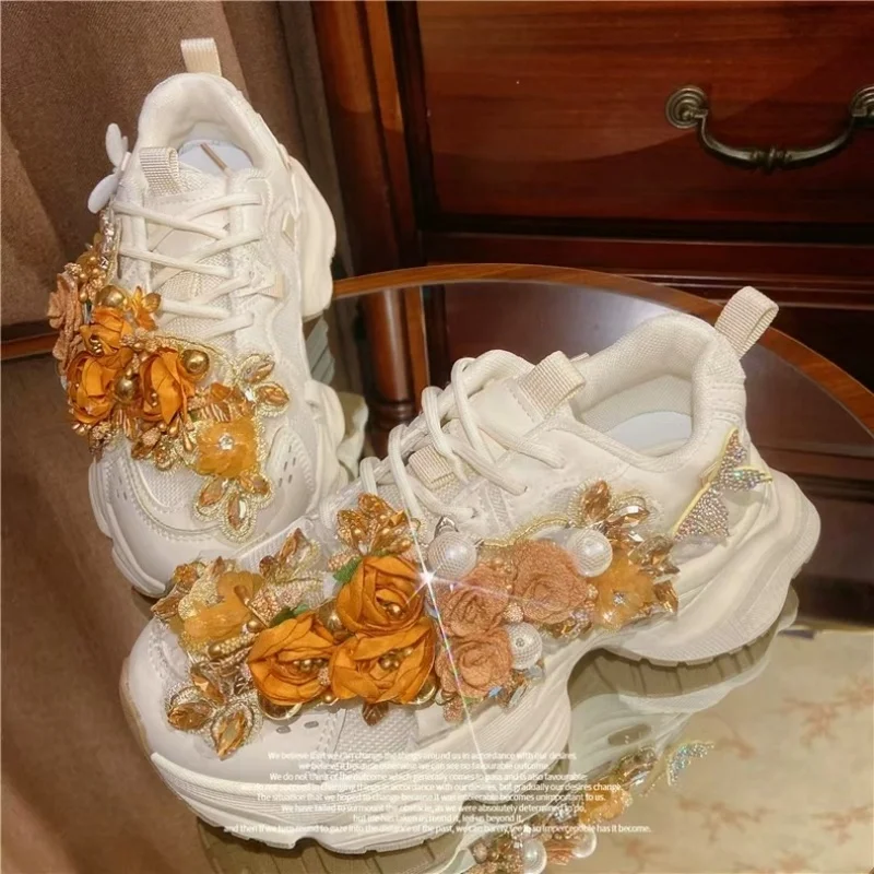

Роскошные женские туфли со стразами и жемчугом, блестками, расшитые бисером, белые спортивные туфли ручной работы на низкой платформе для отдыха, размеры 35-40