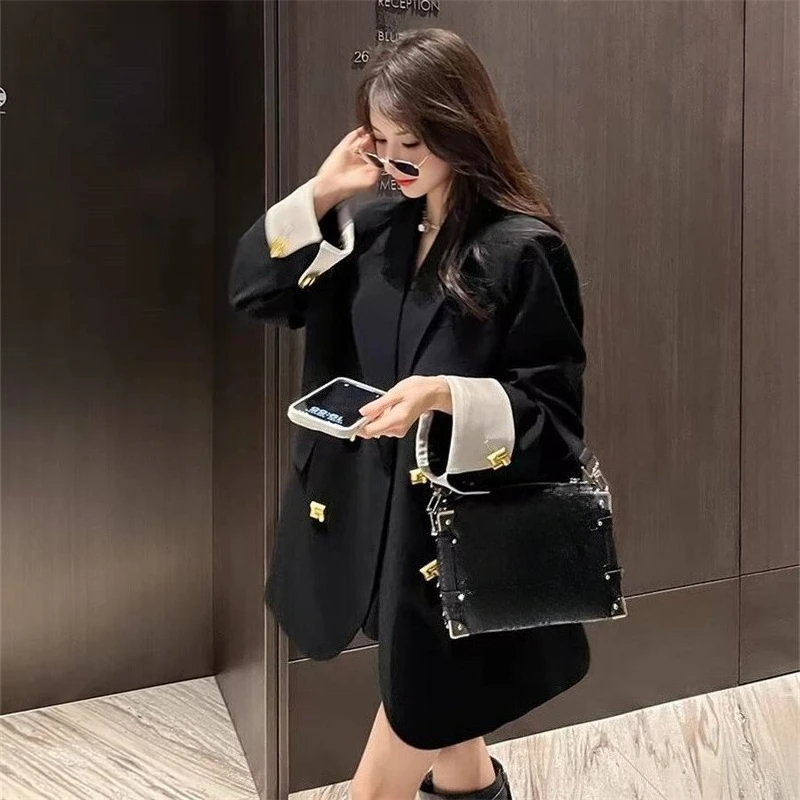 2025 Primavera Autunno Vestibilità rilassata Casual Chic Giacca da abito con blocchi di colore Bottoni in metallo premium Design di nicchia Giacca versatile