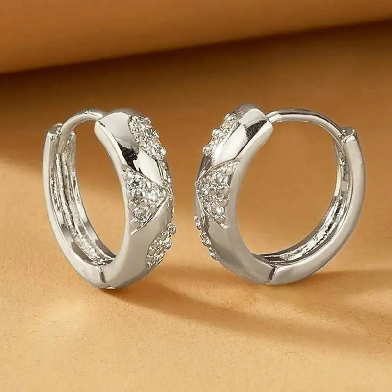 Huitan Chic Goldfarbene Creolen für Damen, exquisite, glänzende Zirkonia-Ohraccessoires, zurückhaltender, alltagstauglicher Partyschmuck