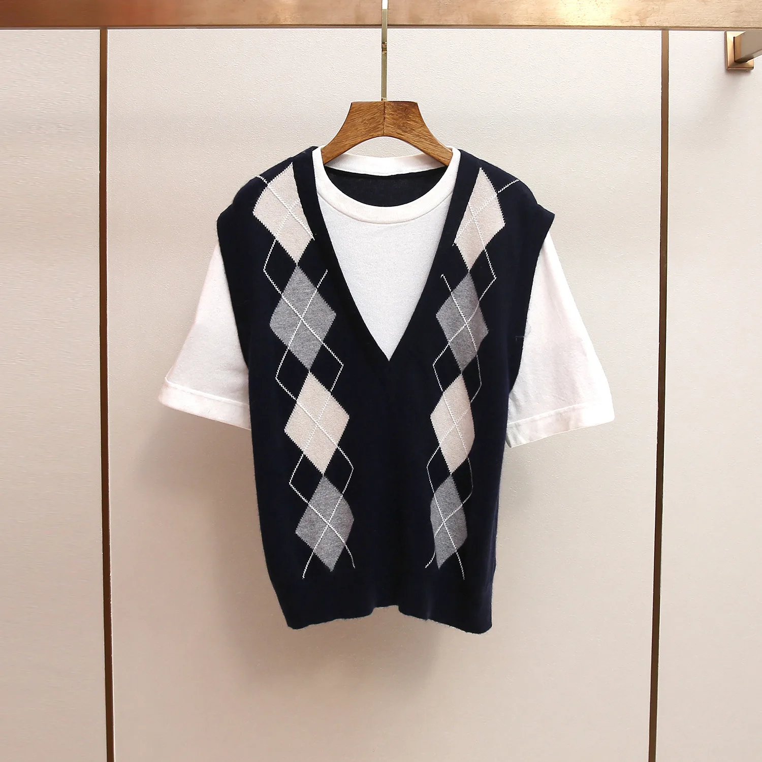 

Женская трикотажная кофта MaSande класса люкс с коротким рукавом, ромбовидным узором, в корейском студенческом стиле, из полиэстера, с принтом, тонкая, стандартного кроя.