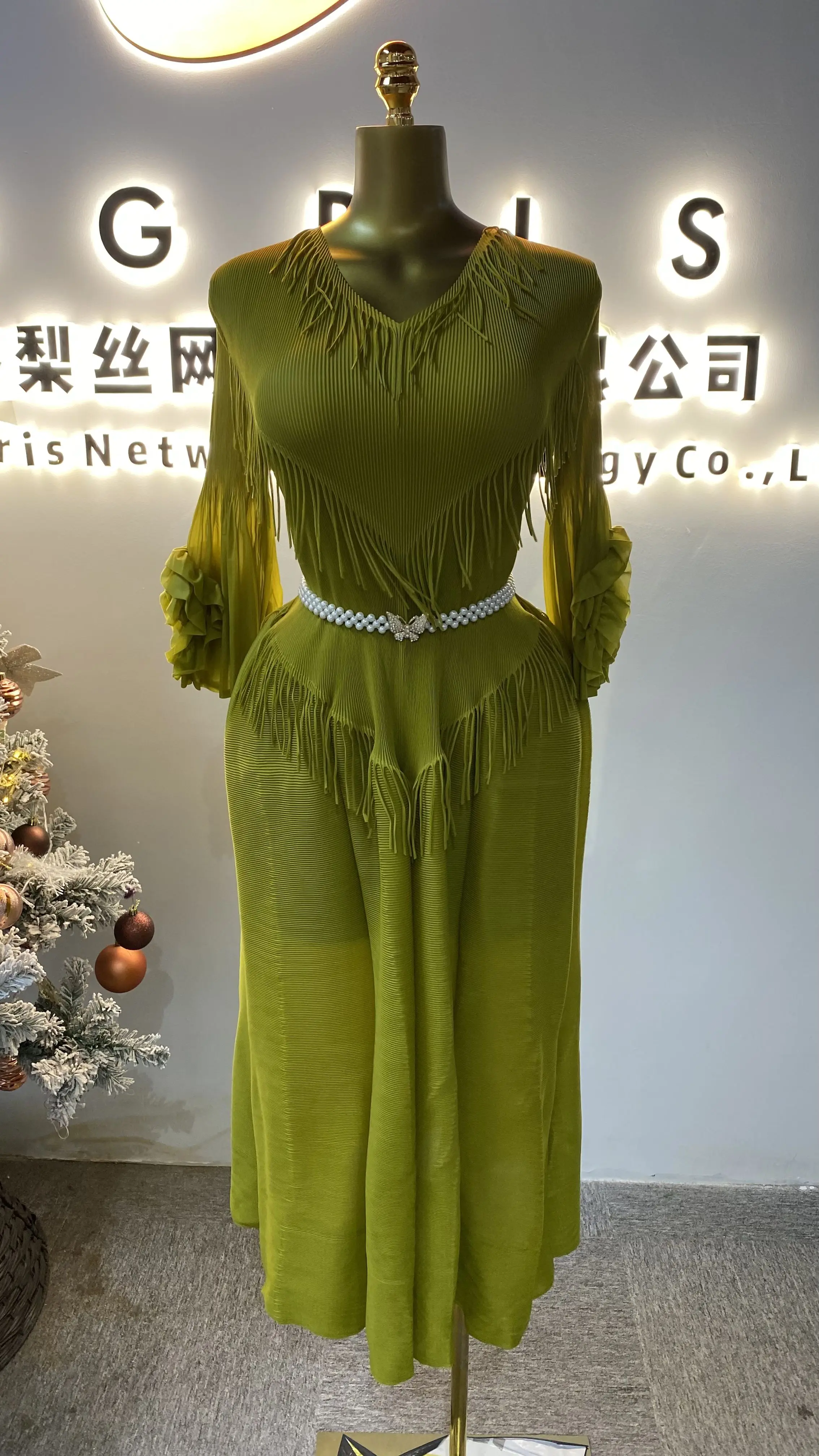 New elegant and fashionable V-neck handmade 3D floral flared sleeve plus size pleated dress with tassels.-GZXX065