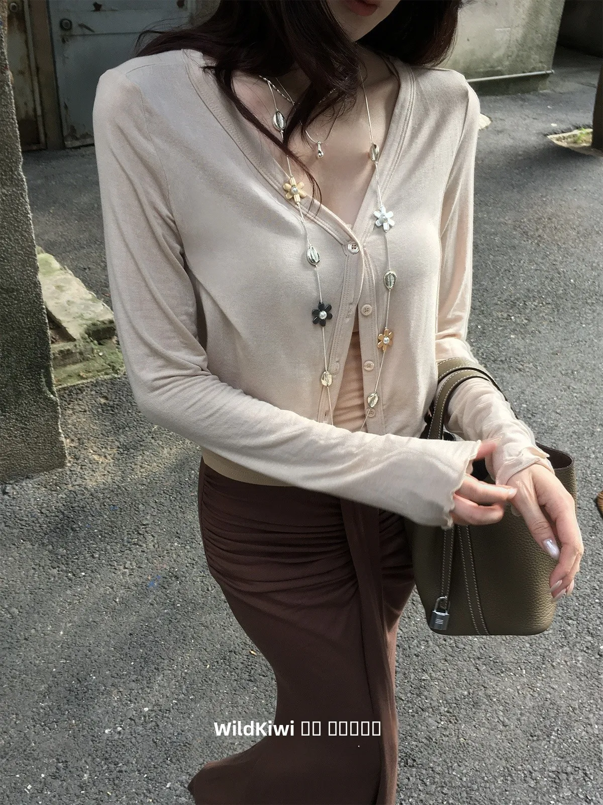 

Женский вязаный кардиган Wild Kiwi из ледяного шелка с V-образным вырезом, мягкий, с длинными рукавами, для повседневной носки, в корейском стиле, облегающий, модный