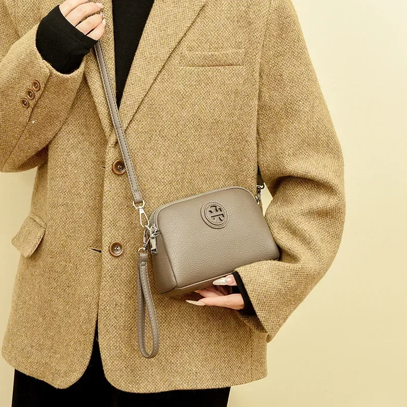 2025 Mini bolsa de designer sênior – couro macio feminino de meia-idade, multicamadas, pulso/ombro/mensageiro