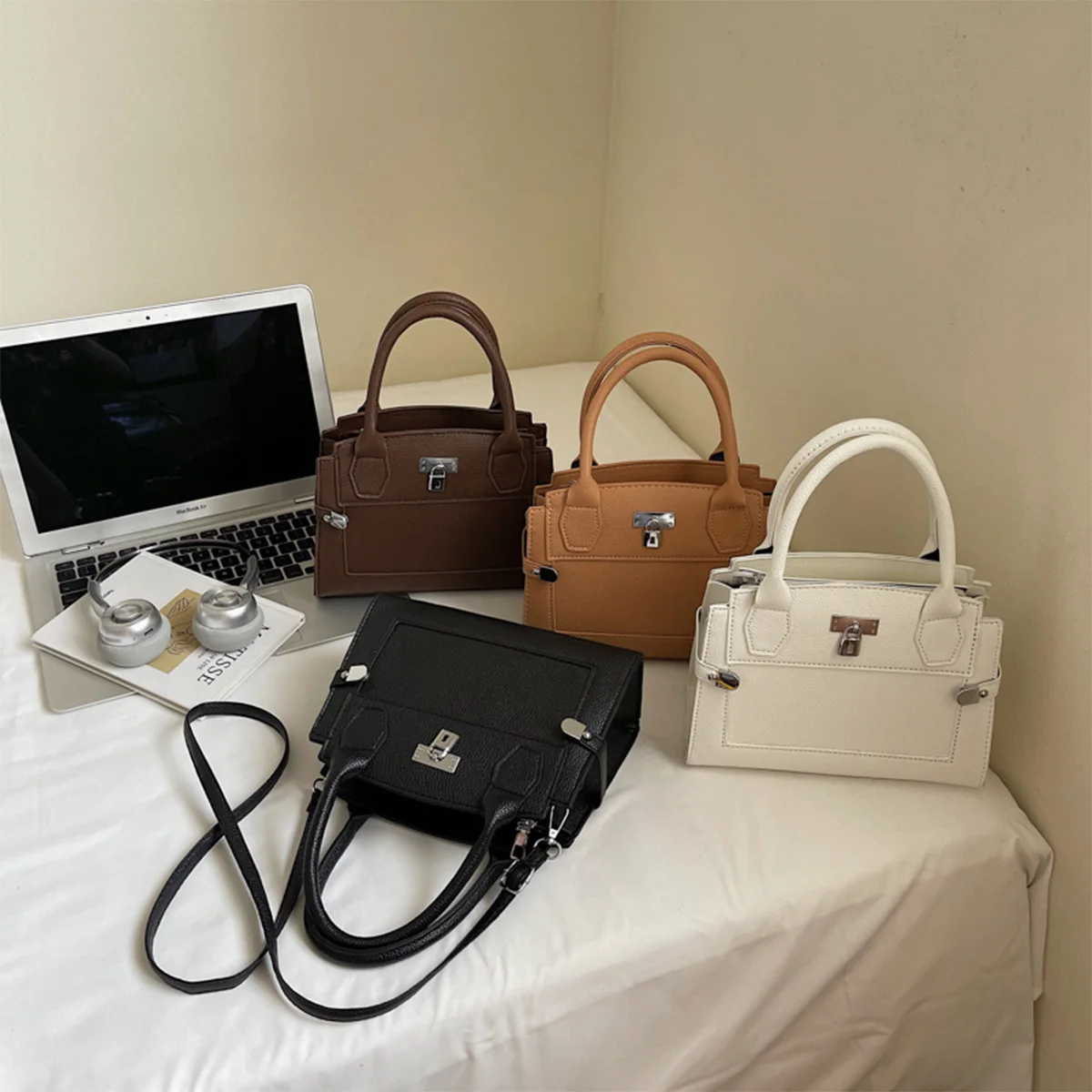 

Элегантная сумка-кроссбоди из искусственной кожи под камень однотонного цвета с металлической застежкой-молнией и регулируемым складным ремнем для повседневного использования