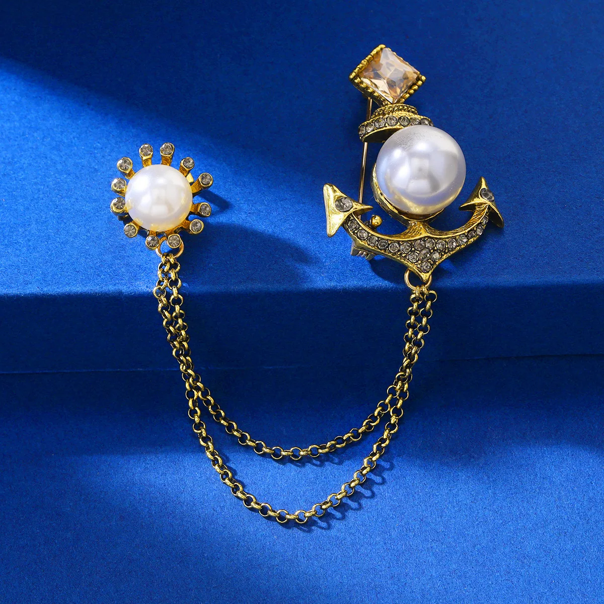 بروش رجالي فاخر أنيق مصنوع من خليط معدني مرصع بحجر الراين والكريستال دبوس على شكل زهرة وسلسلة على شكل طية صدر السترة لحفلات الزفاف