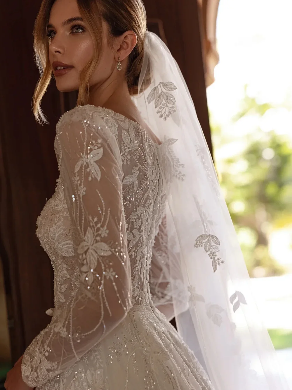 ชุดคลุมเจ้าสาวแบบสั่งตัดพิเศษของ Flavinke คอทรงโอ แขนยาว ประดับเลื่อมและมุก ชุดแต่งงานแบบแอพพลิเคชั่น ชุดคลุมเจ้าสาวสำหรับงานแต่งงาน