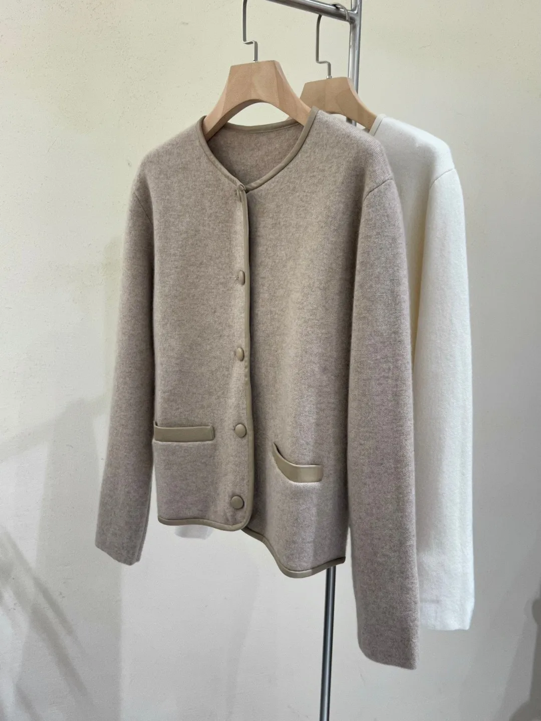 

New Winter Warm High Quality Patchwork Leather Round Neck Pure Cashmere Knitted Short Jacket