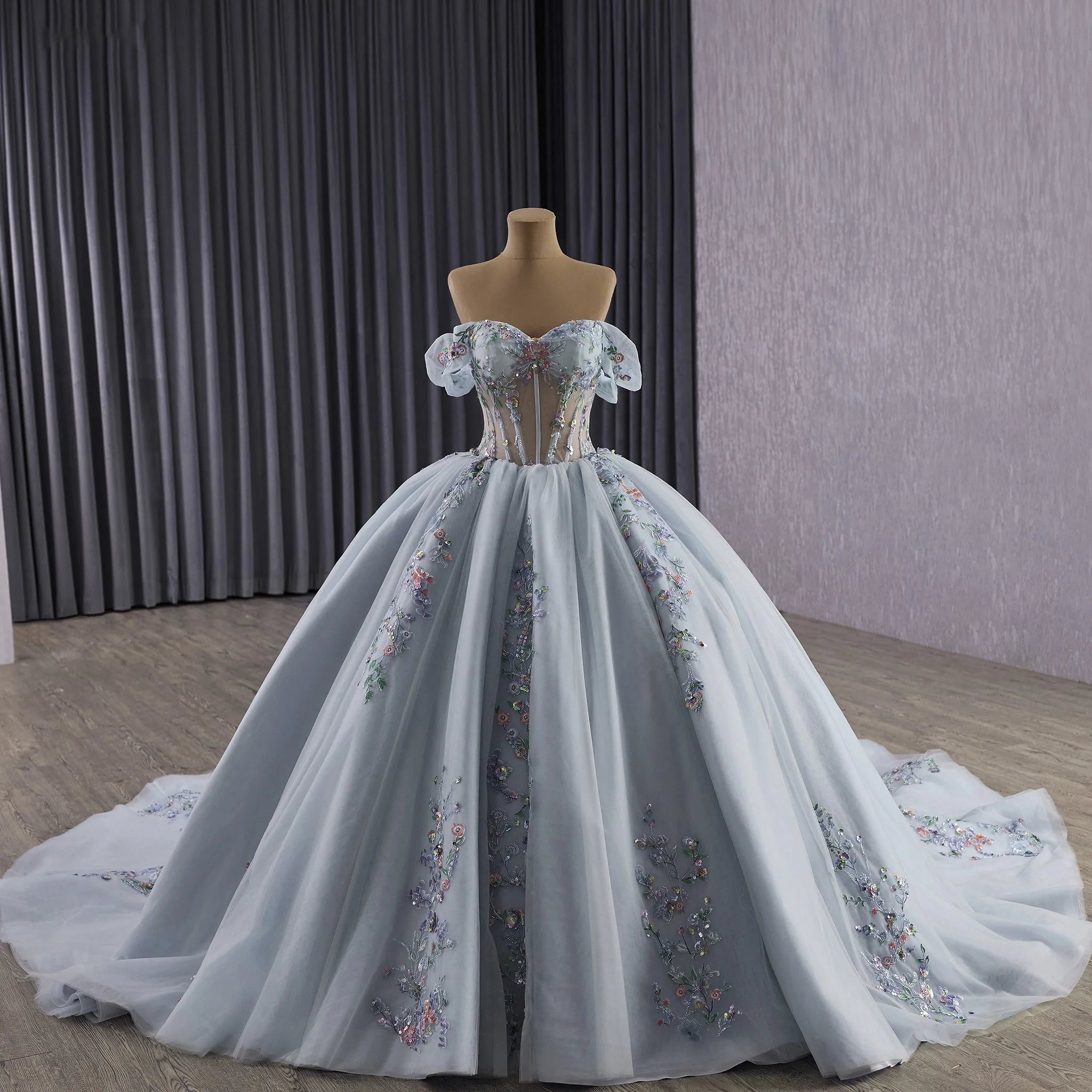 فستان كوينسيانيرا مكشوف الكتفين من Rosymae مع صدرية شفافة متألقة على شكل زهرة ترتر أنيق مصنوع يدويًا #1