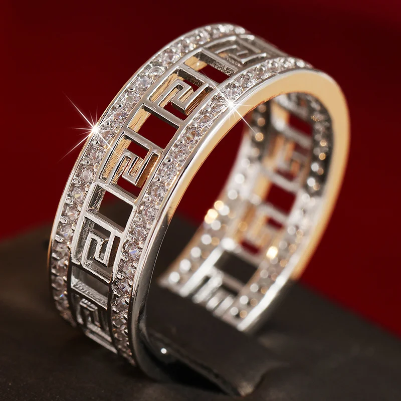 Damenmode Luxus Silberbeschichteter Ring mit geprägtem Hohldesign und eingelegtem transparentem Zirkon, Alltagsschmuck für den täglichen Gebrauch.
