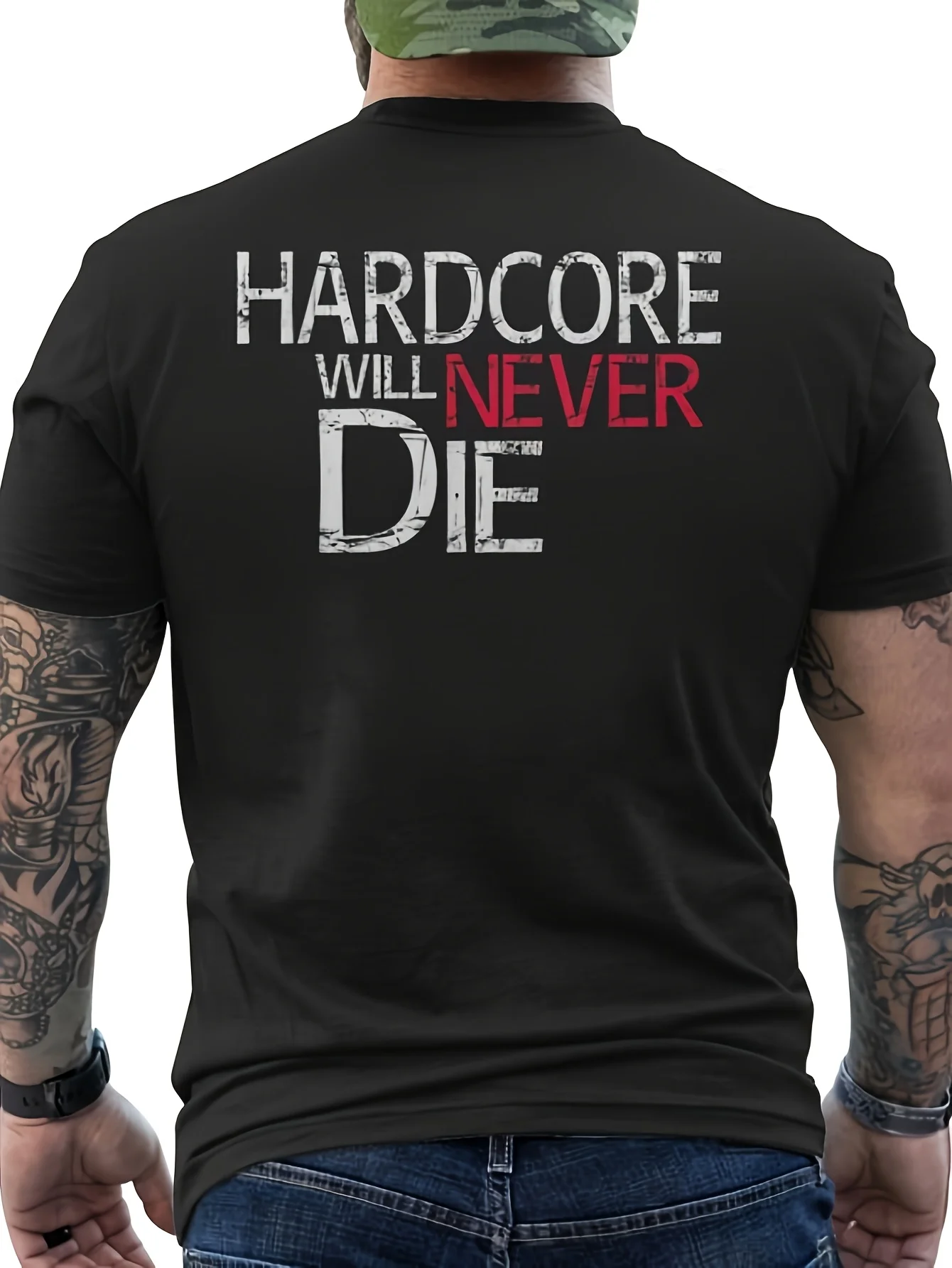 Herren-T-Shirt mit Hardcore-Grafik „Hardcore Will Never Die“ – Auffälliger rot-weißer Aufdruck, lässiger Rundhalsausschnitt, Kurzarm, normale Passform