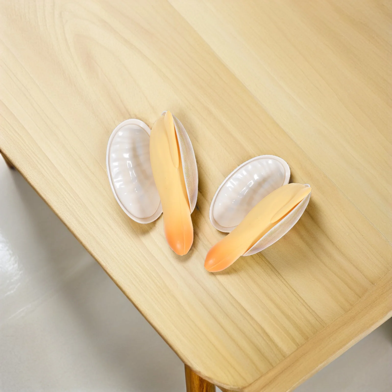 ปืนฉีดน้ำแบบกด 4 ชิ้น รูปทรงหอยเป๋าฮื้อ สมจริง ปลอดภัย สำหรับเล่นน้ำกลางแจ้ง ปาร์ตี้ริมสระน้ำ สนามหลังบ้าน ชายหาด สนุกสนาน ทำจากพลาสติก