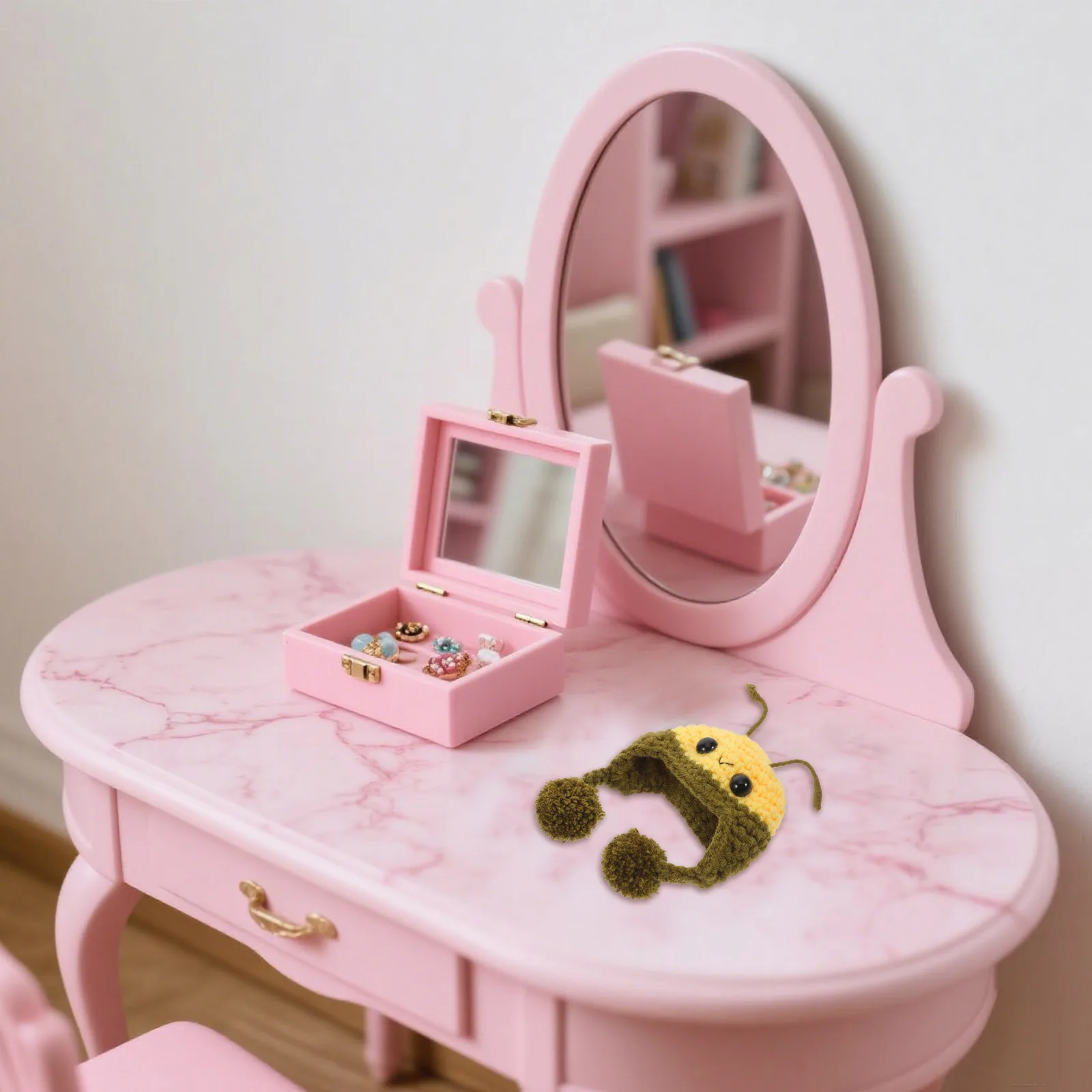 Miniatura czapki dzierganej w stylu pszczoły dla postaci zwierzęcych, mała ręcznie robiona czapka do ozdób rękodzielniczych, akcesoria do domku dla lalek DIY i na przyjęcia.