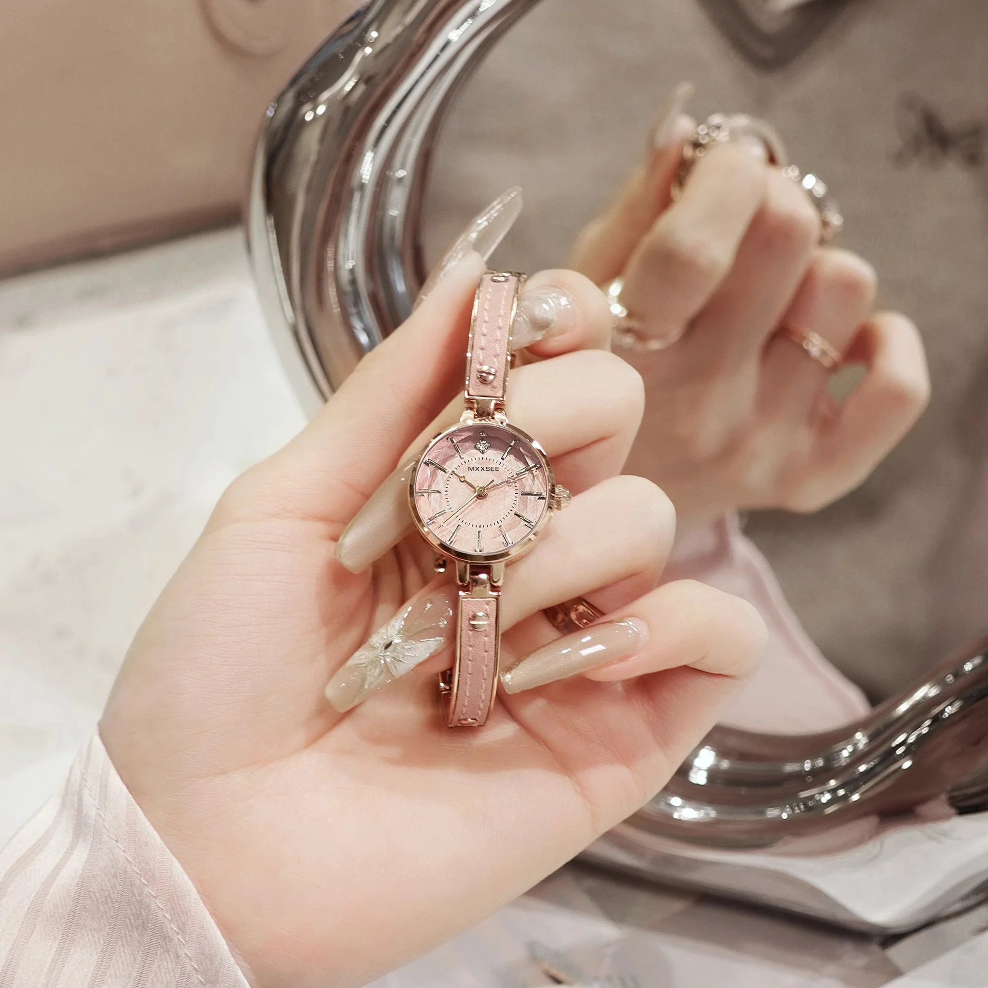 Elegant lady'sarmdisplaySensitivehanddisplayLuxury lady's time and small skill Halfhanded armrest displayIron displayarrangement