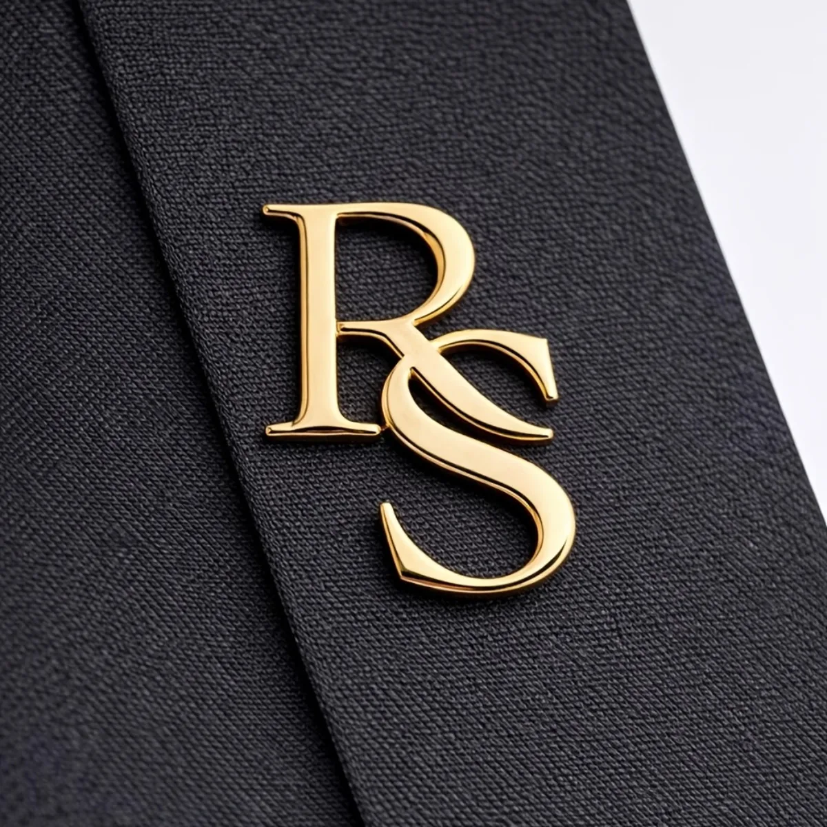 Personalized first letter Golden wedding brooch personalized couple letter brooch groomsman lapel pin Valentine's Day gift, fath
