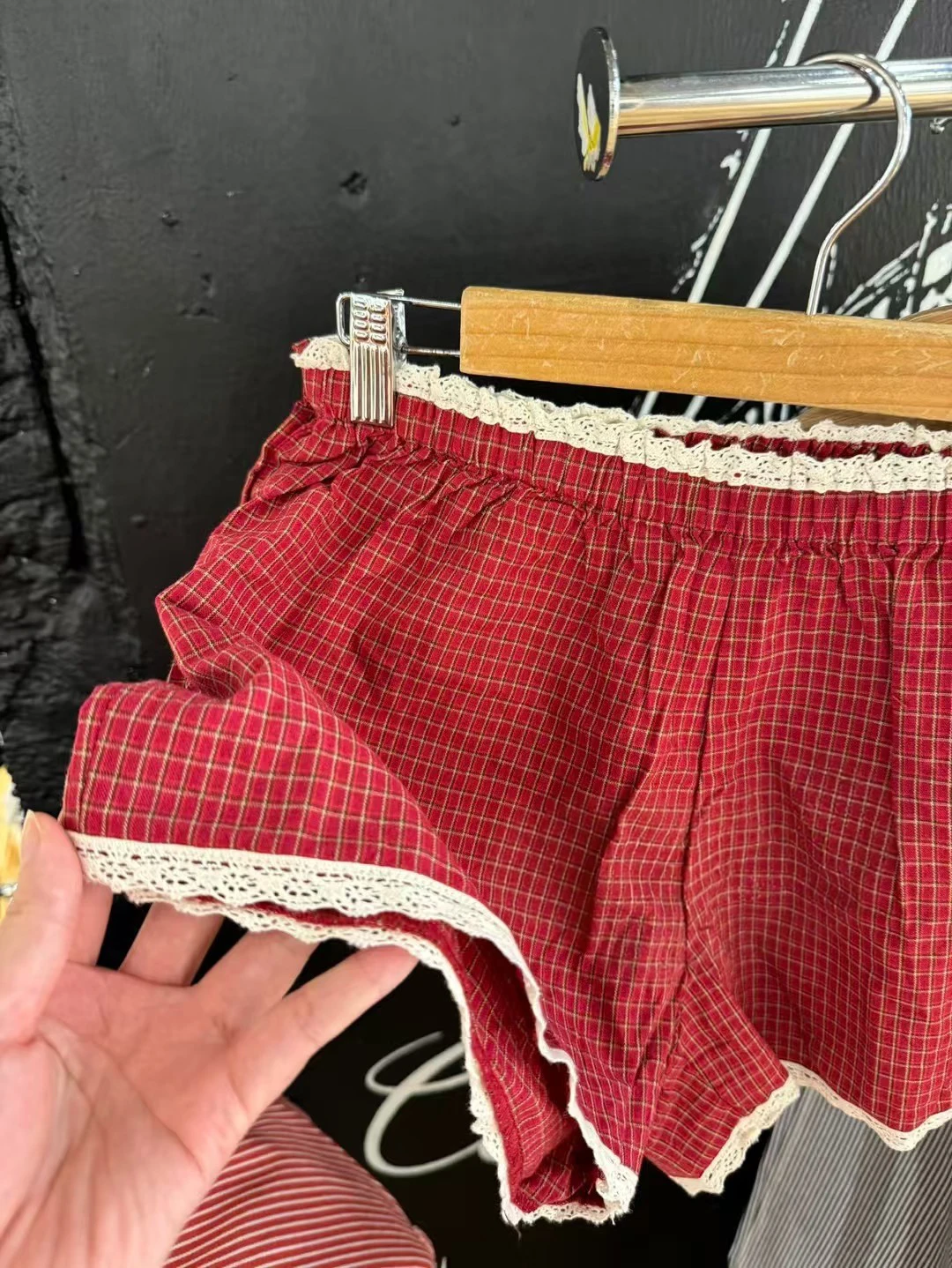 Set Celana Pendek Tank Ruffle Kotak-kotak Merah Kamisol Ramping Lipat Leher V Wanita + Celana Pendek Keringat Longgar Pakaian 2 Potong Rumah Antik Manis Lucu Baru