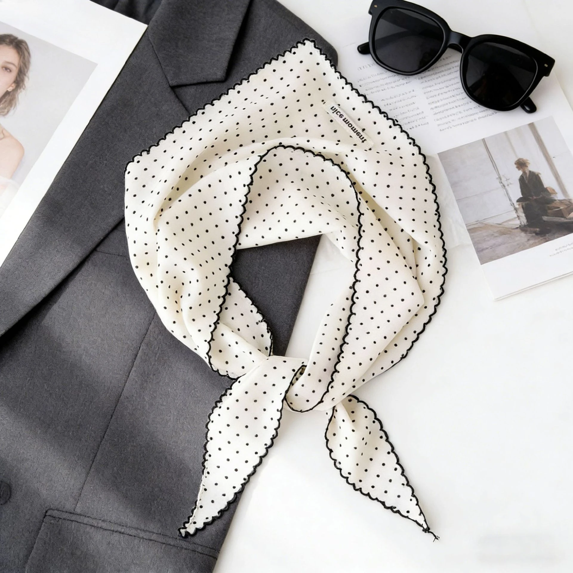 Écharpe triangulaire à pois pour femme, en satin, avec bord ondulé, petit bandana rétro noir et blanc, attache-cheveux élégante, foulard pour femme, cadeau