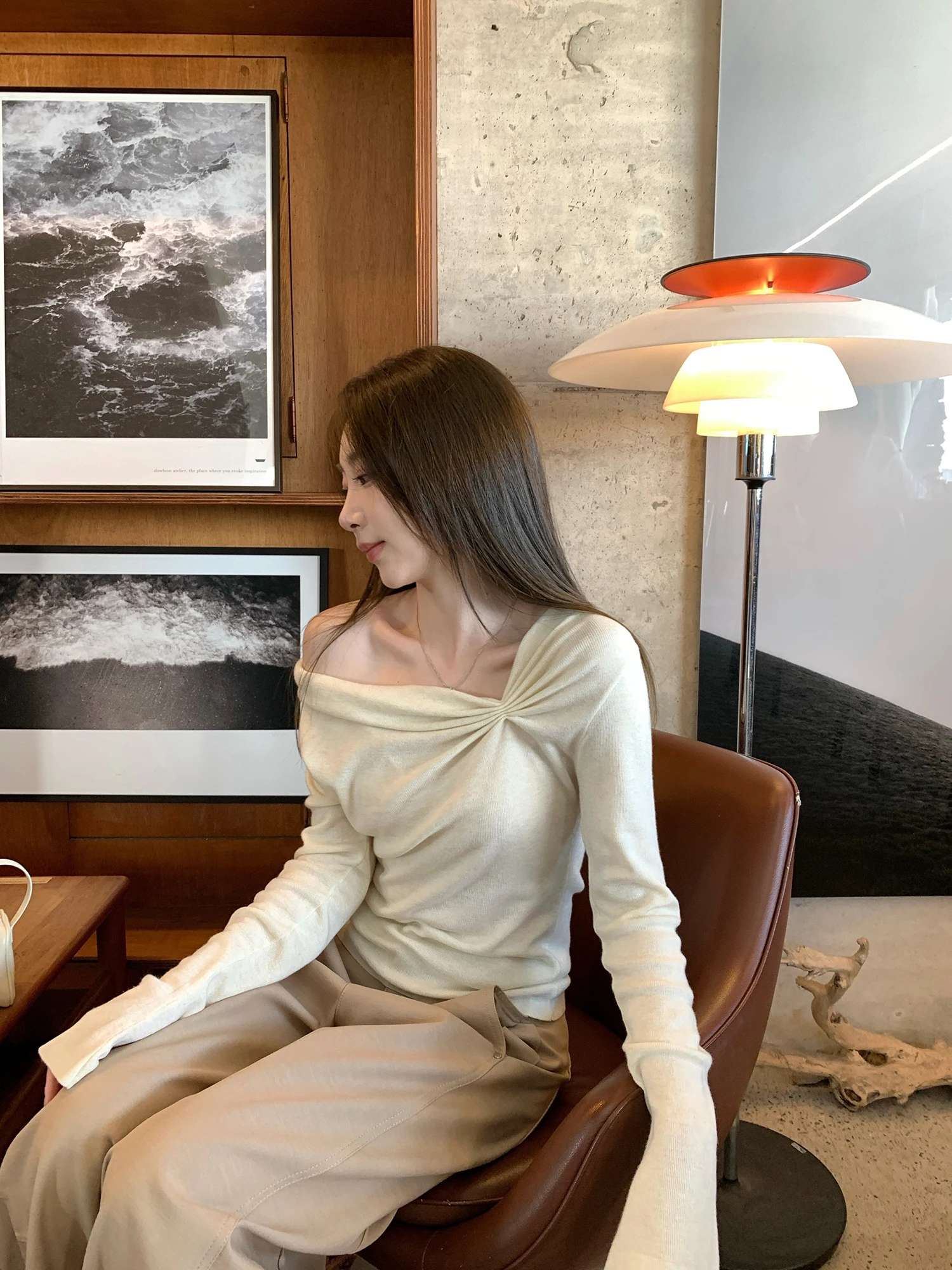 

Мягкий уютный вязаный свитер с открытыми плечами для женщин, приталенный, осенне-зимний дизайн, повседневный стиль, с плиссированными деталями, модный для девушек