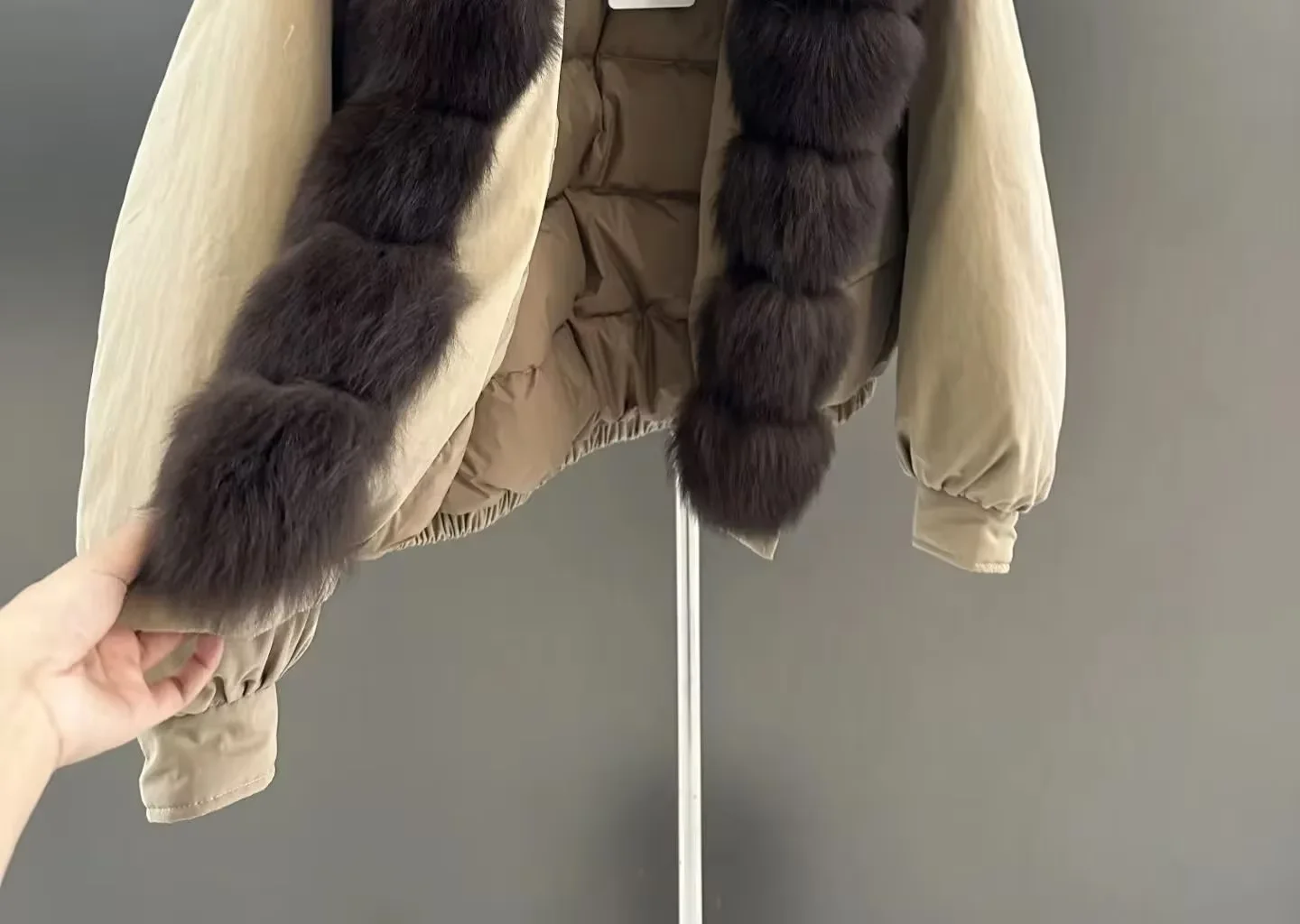 

The new autumn and winter detachable thick and warm fur jacket with a V-neck and fur coat exudes an elegant charmwomen's clothin