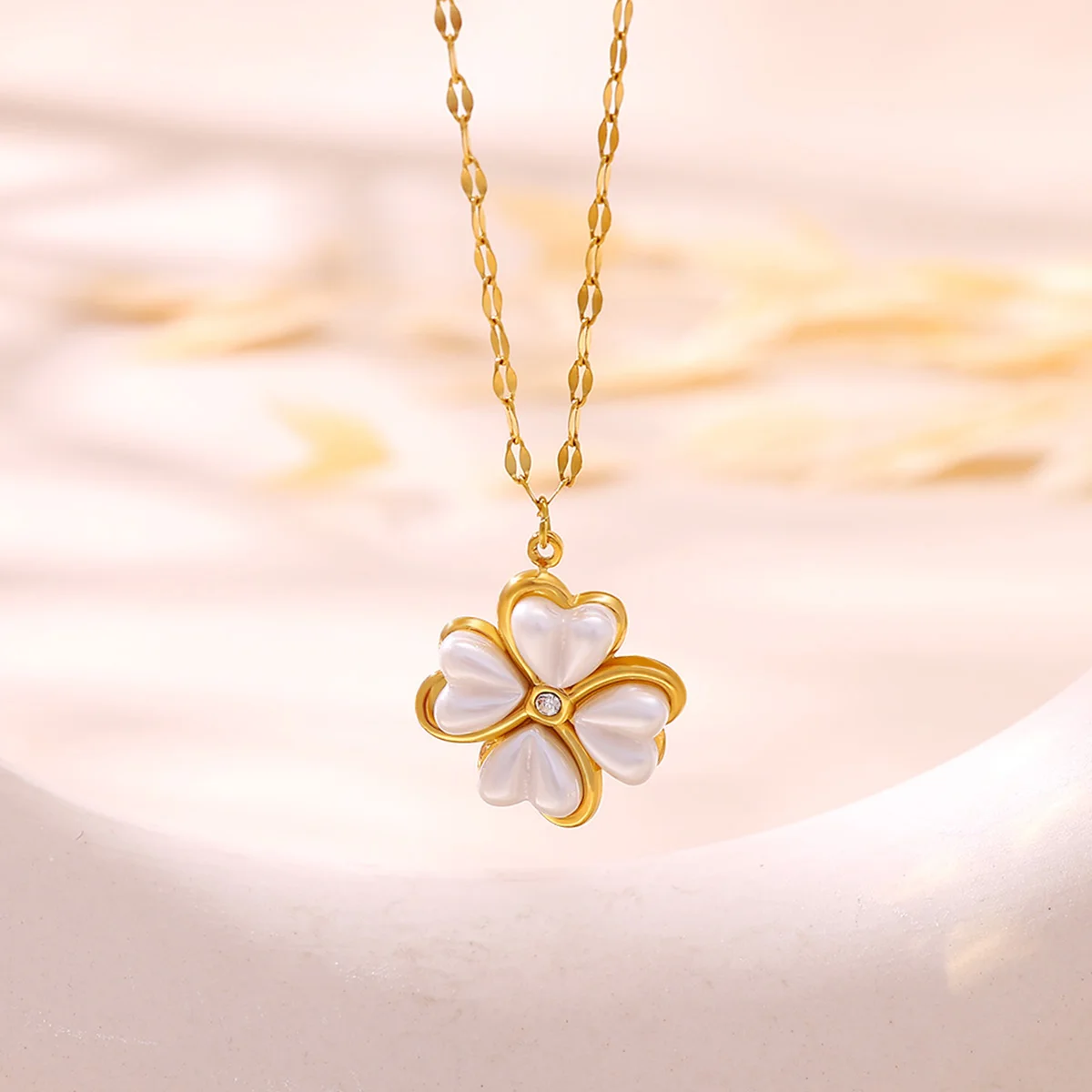 Exquisite Stainless Steel Four-Leaf Clover Necklace 18K Gold-Plated Pearl Flower-Shaped Necklace Classic Jewelry Free shipping