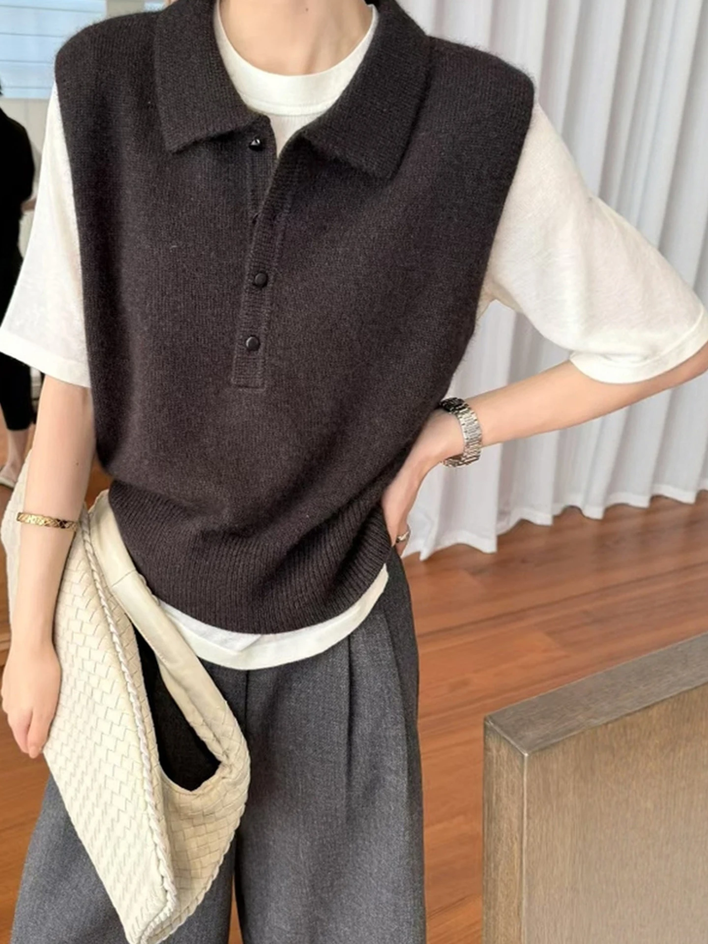 편안한 단색 레이어드 베스트 2025 가을 슬림핏 패셔너블 니트 탑 안티에이징 디자인 감각