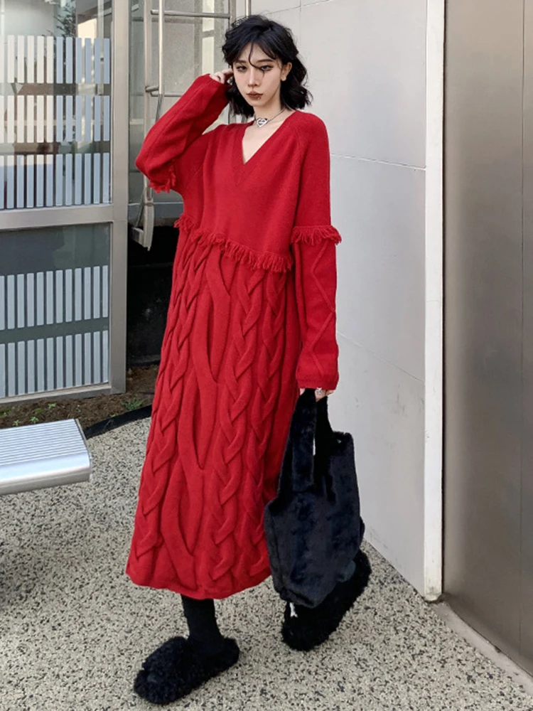 [EAM] Women Red Tassels Knitting Big Size Long Sweater Dress New V-Neck Long Sleeve Fashion Tide Autumn Winter 2024 1DH7782