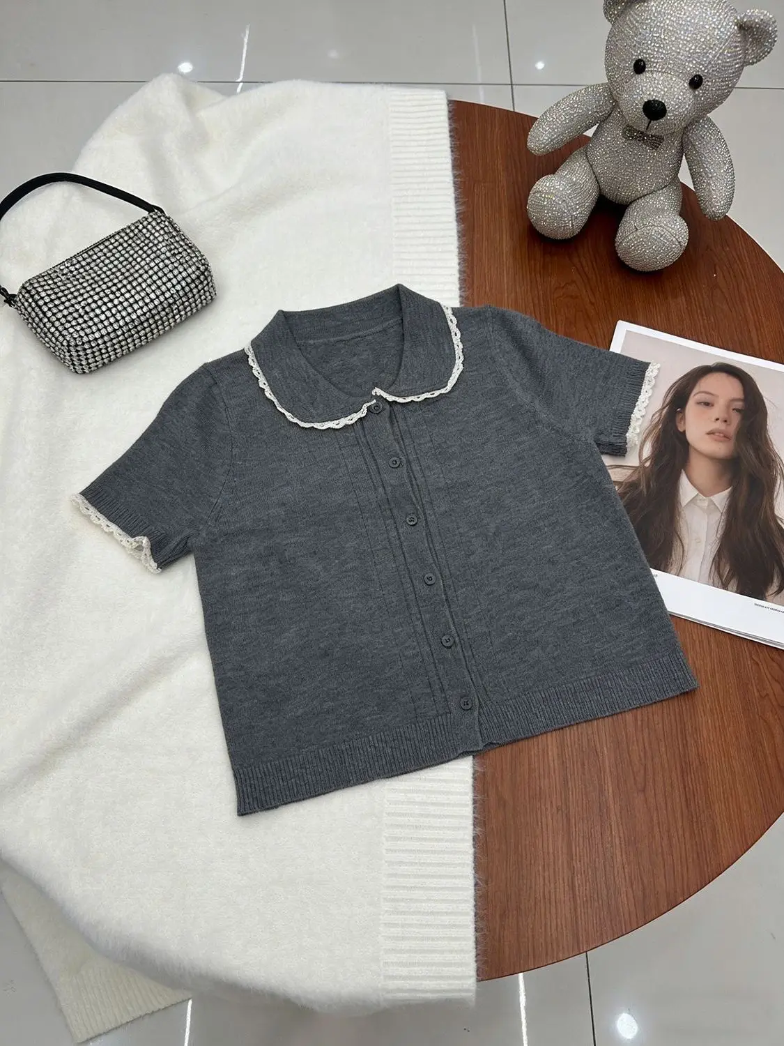 

Элегантный вязаный кардиган с коротким рукавом для женщин, модная весенняя одежда, на пуговицах, с воротником-стойкой, серый топ для молодых девушек