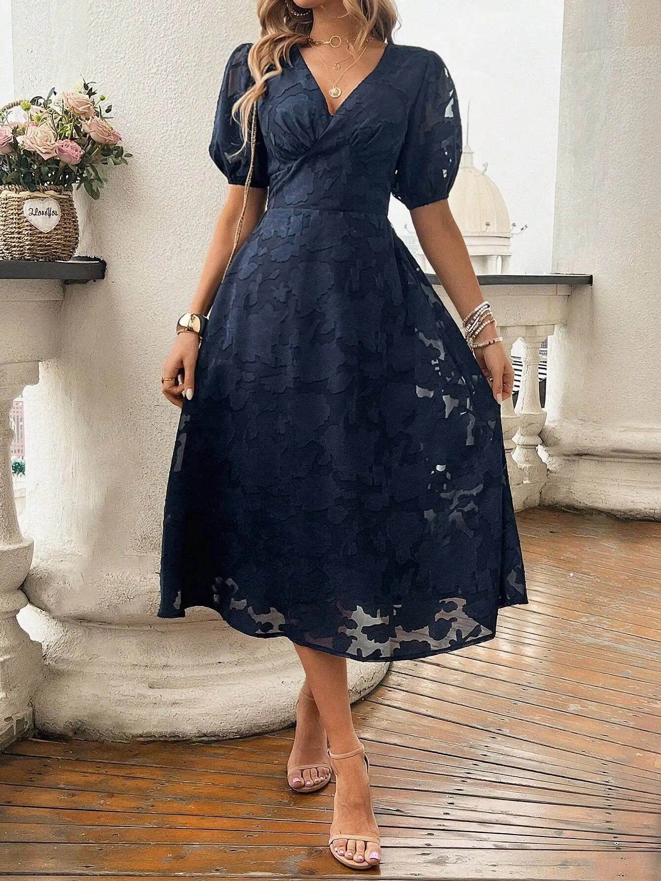 

Темно-синее платье миди А-силуэта с V-образным вырезом, пышными рукавами и цветочным кружевом