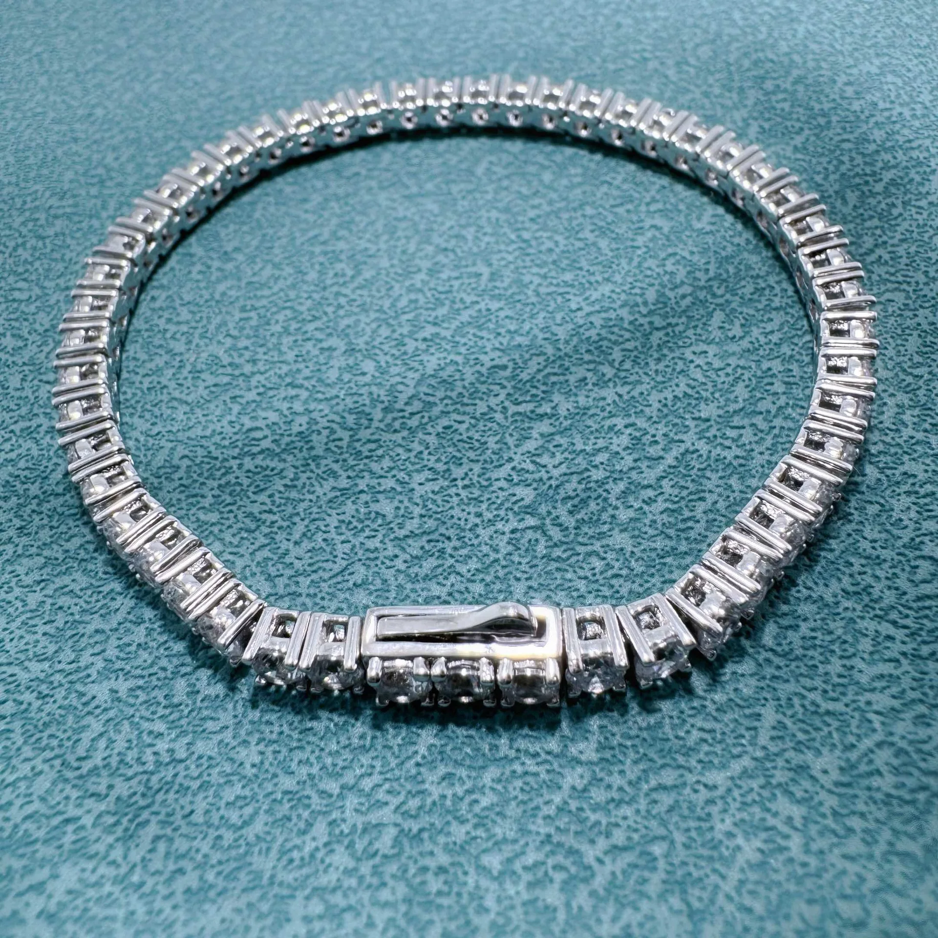 سوار نسائي من الألماس عالي الكربون PT950 بلاتينيوم كامل التمهيد (5-50 نقطة) |   تصميم ثلاثي الأبعاد ملفوف بالكرمة، أنيق للارتداء اليومي