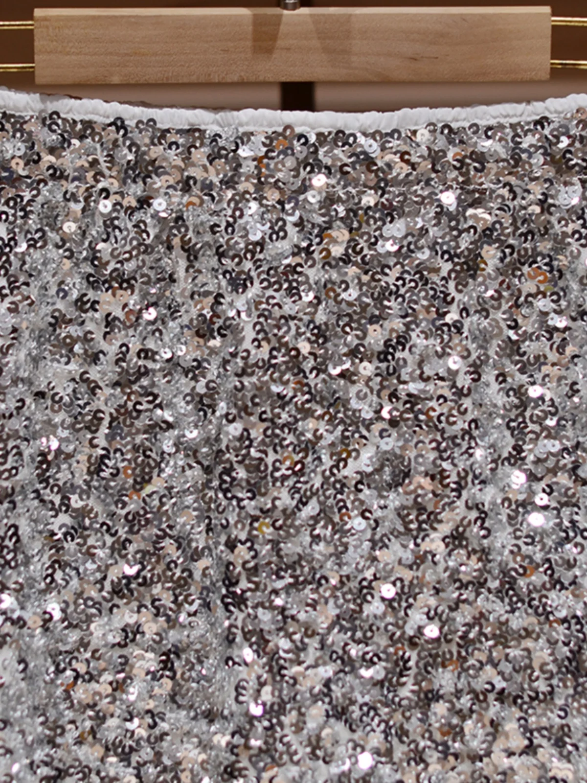 Schlankmachender Rock mit hoher Taille und Pailletten-Spitzen-Design. Ele Ladylike Commute Sle A-Linien-Rock von Xian für den Herbst 2025