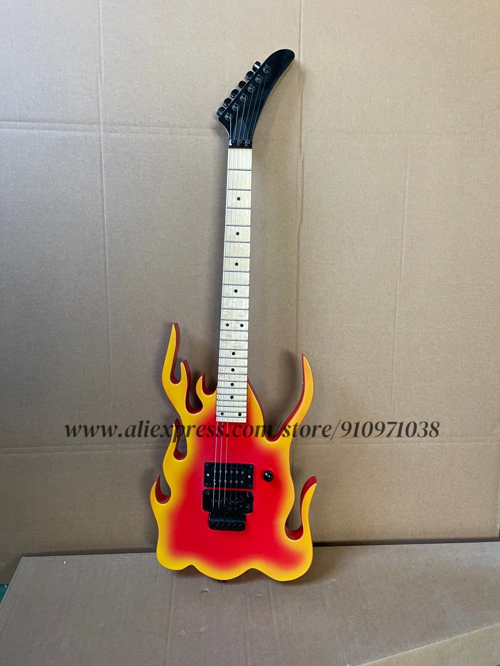 

Классическая красная гитара, пожарная гитара, бридж тремоло, звукосниматель H, кленовый гриф, корпус из массива дерева, хромированная фурнитура