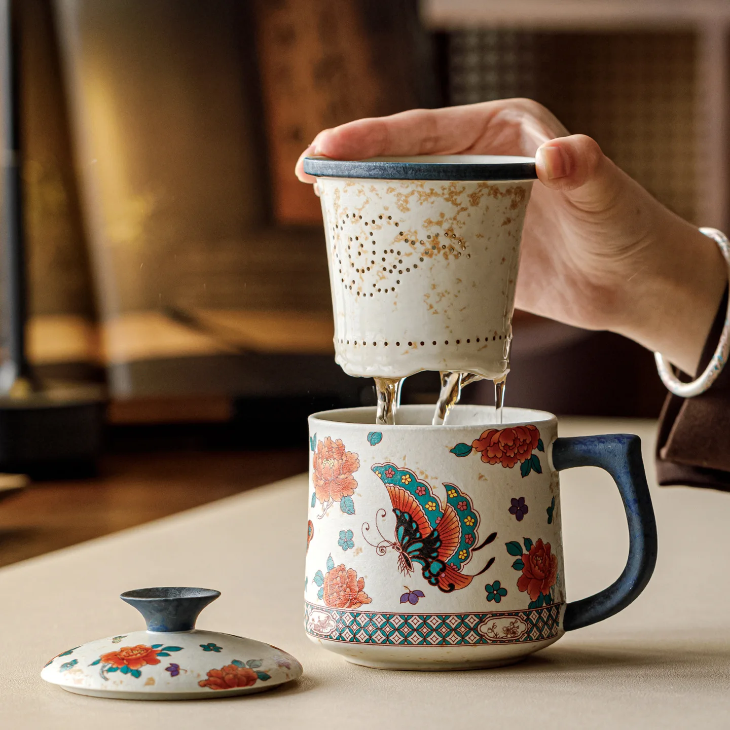 Blue and White Flint Red Tea Filter Cup with Flowers and Butterflies Tea Water Separation Personal Dedicated Office Home Tea Cup
