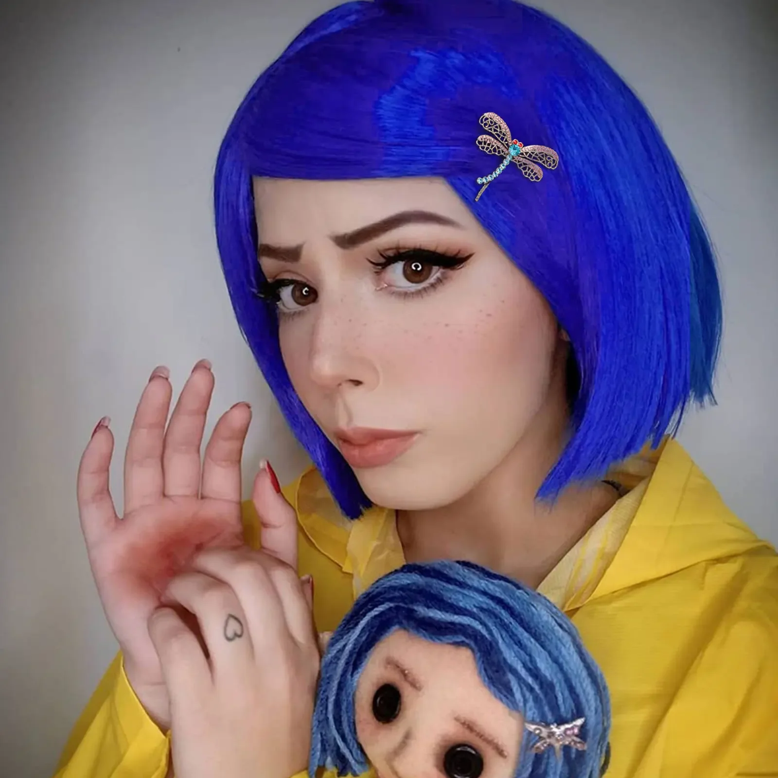 Peruka cosplay Anime Blue Bob dla kobiet, krótka prosta peruka z naszyjnikiem i spinką do włosów w kształcie ważki, peruka na kostium na Halloween