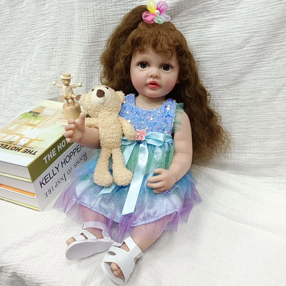 22インチ ビニール製リボーンドール - コレクターズアイテム、茶色のふわふわした長い巻き毛、青い目、カラフルなプリンセスドレス、ギフトボックス