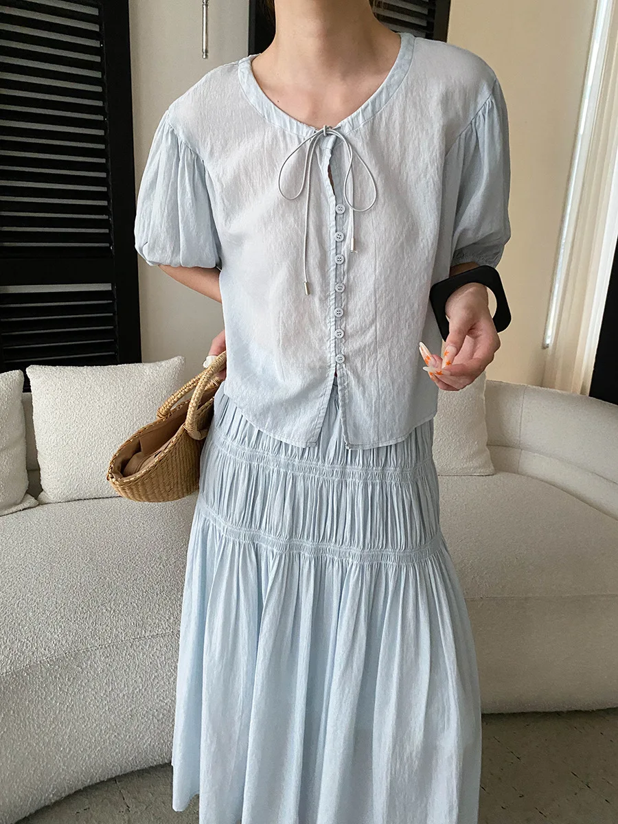 Sommerliches Damen-Set: Lässiges, einfarbiges, französisches Spitzenhemd mit kurzen Ärmeln und plissiertem, elastischem Rock mit hoher Taille – Detail 11