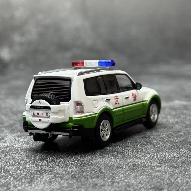 Stock 1:64 Pajero V97 coche patrulla de policía armado modelo de coche de aleación fundida, juguete de regalo de festival para niños, artículo decorativo para adultos.