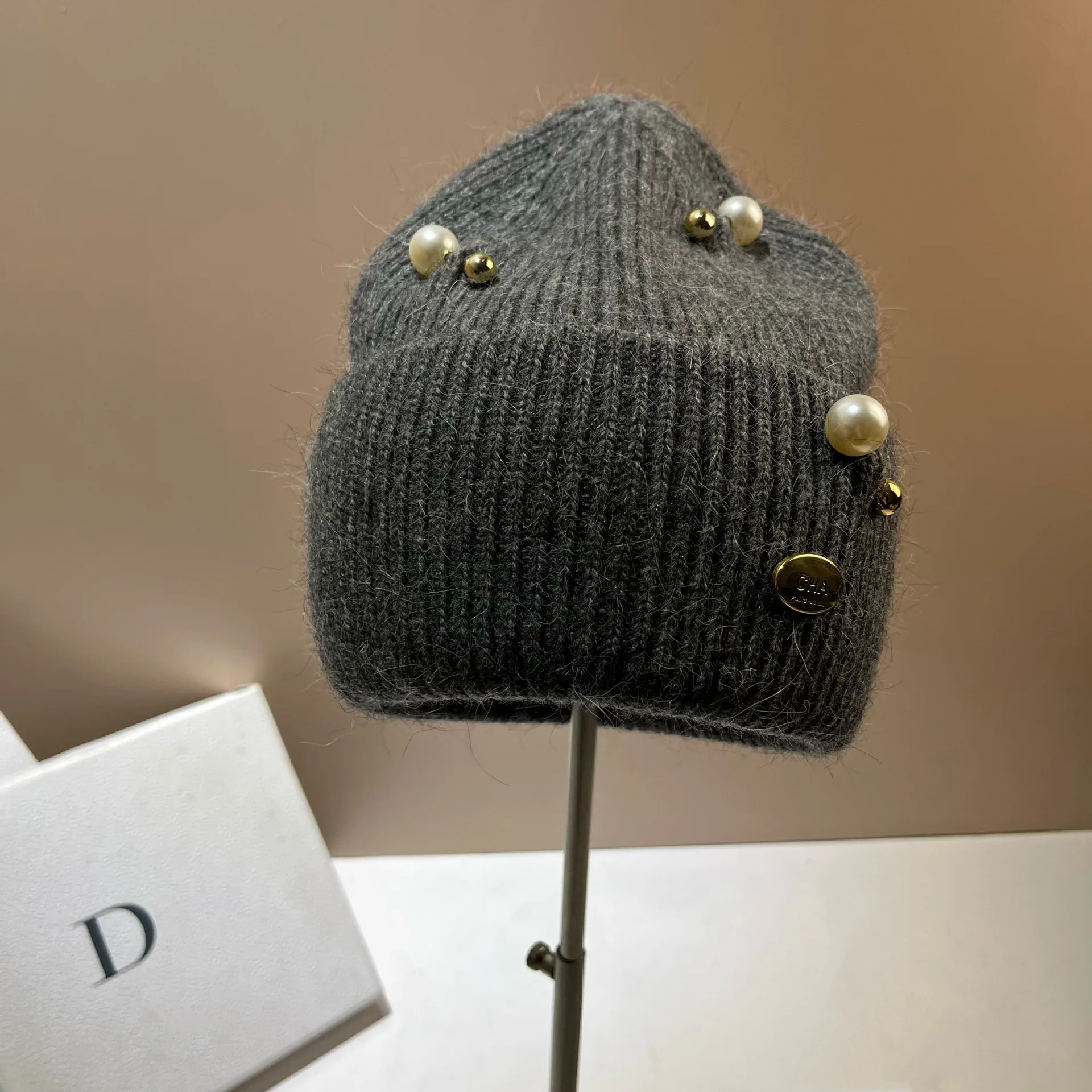 Designer Pearls Brooch Knitted Hat Women Luxury Metal Logo Wool Skullies Beanies Real Rabbit Fur Lady Warm Walking Bonnet Beanie