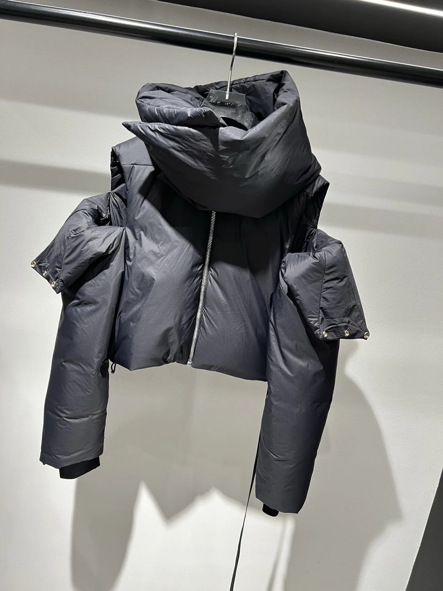 

The 26-year new short scarf collar luxury down jacket is a niche and trendy streetwear coat that is simple and versatile