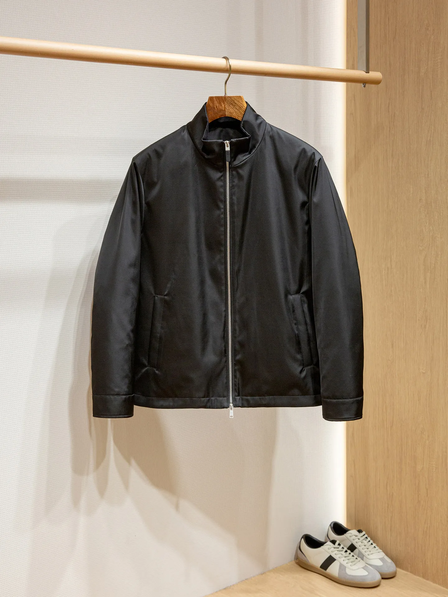 

Мужская пуховая куртка с воротником-стойкой из водонепроницаемой ткани Mulberry Silk и 90% белого гусиного пуха Liuqiao