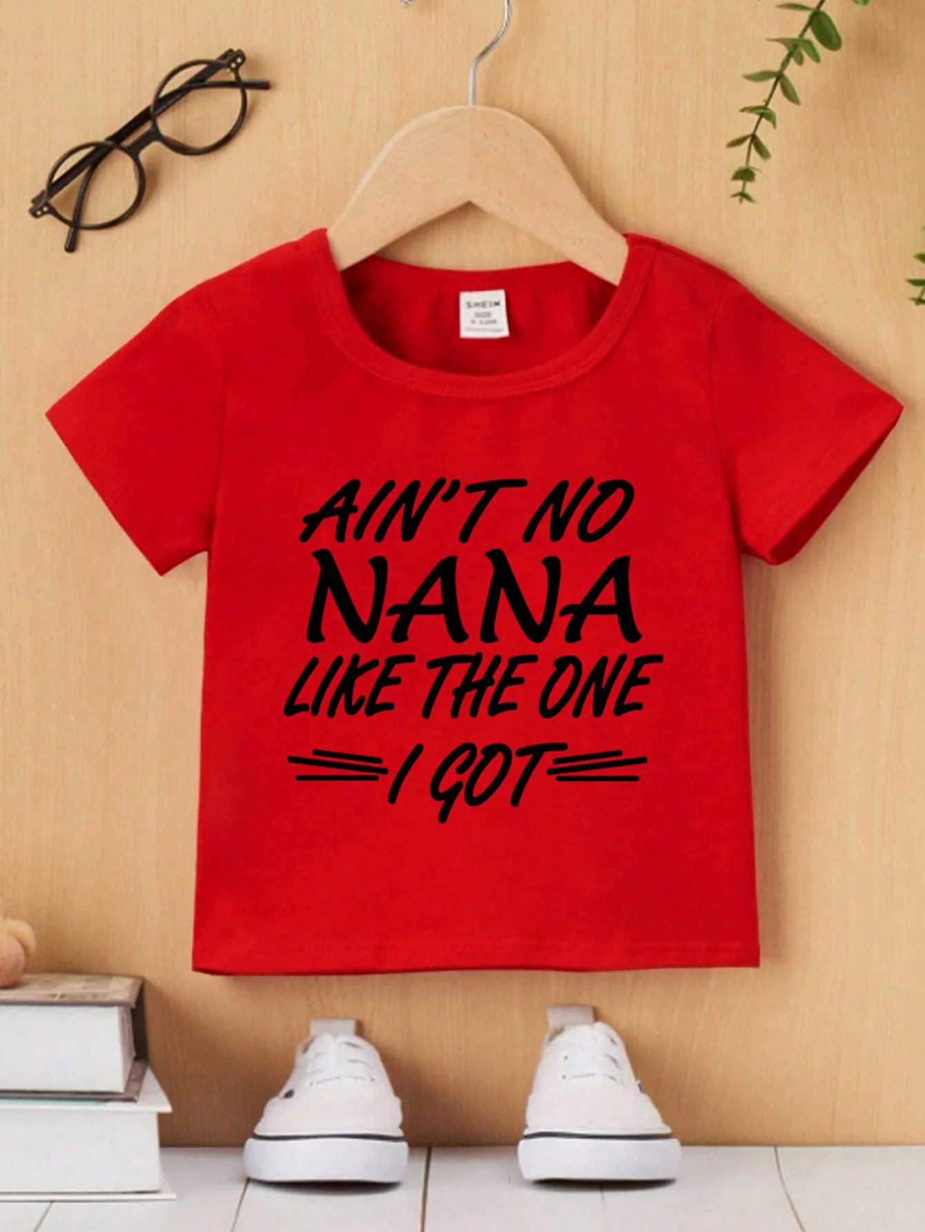 

Красная детская футболка с коротким рукавом и ярким буквенным принтом для лета