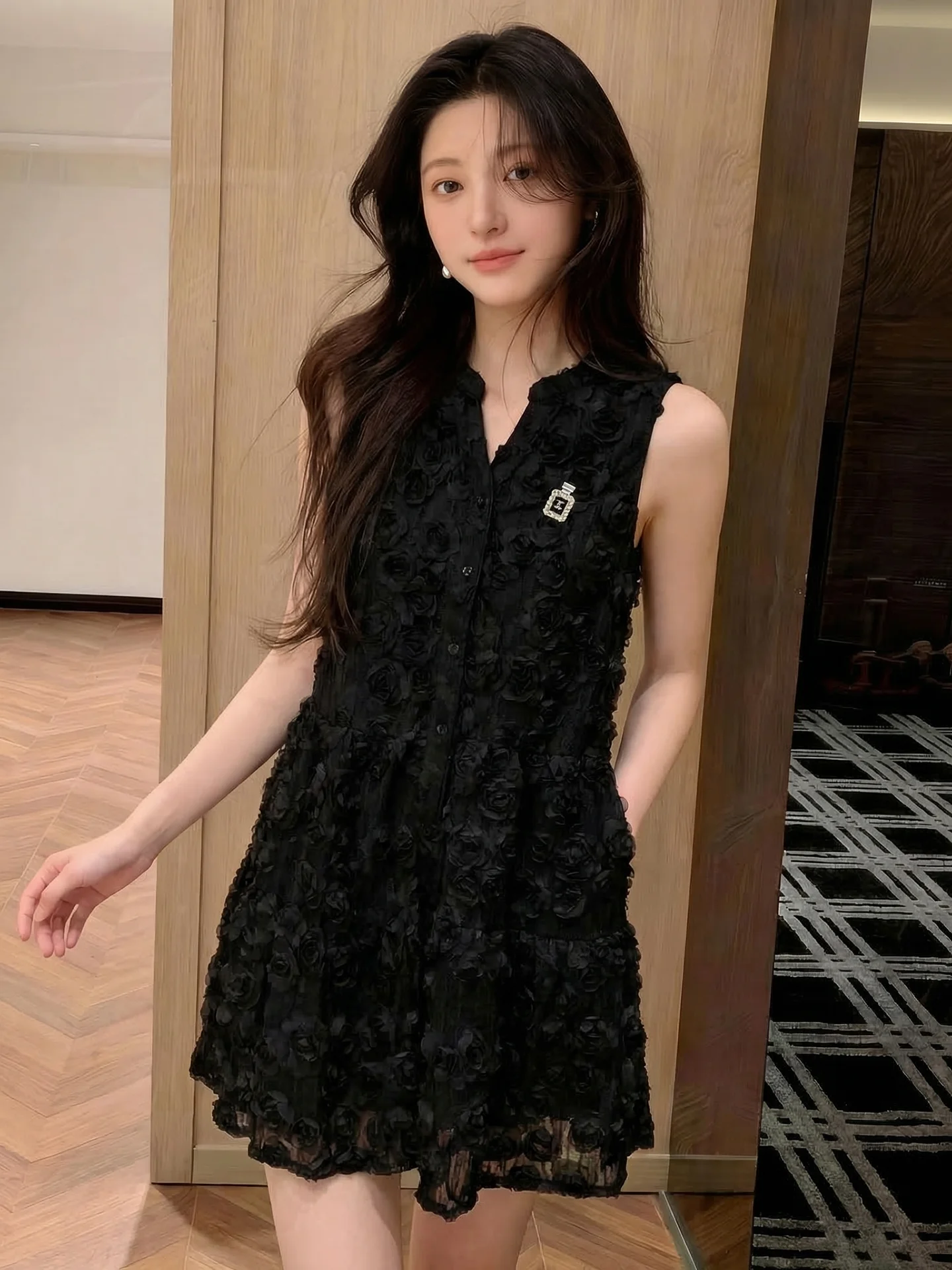 

High-End Summer 2026 Black Floral V-Neck Sleeveless Dress Hepburn Style Women's Clothing Commute Style High Waist A-Line Skirt